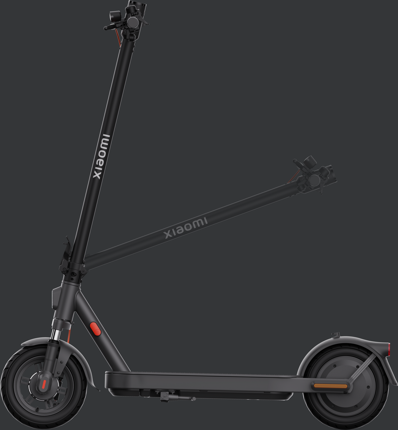 Un patinete Xiaomi negro, plegado, sobre superficie oscura. Botón rojo y texto Xiaomi.