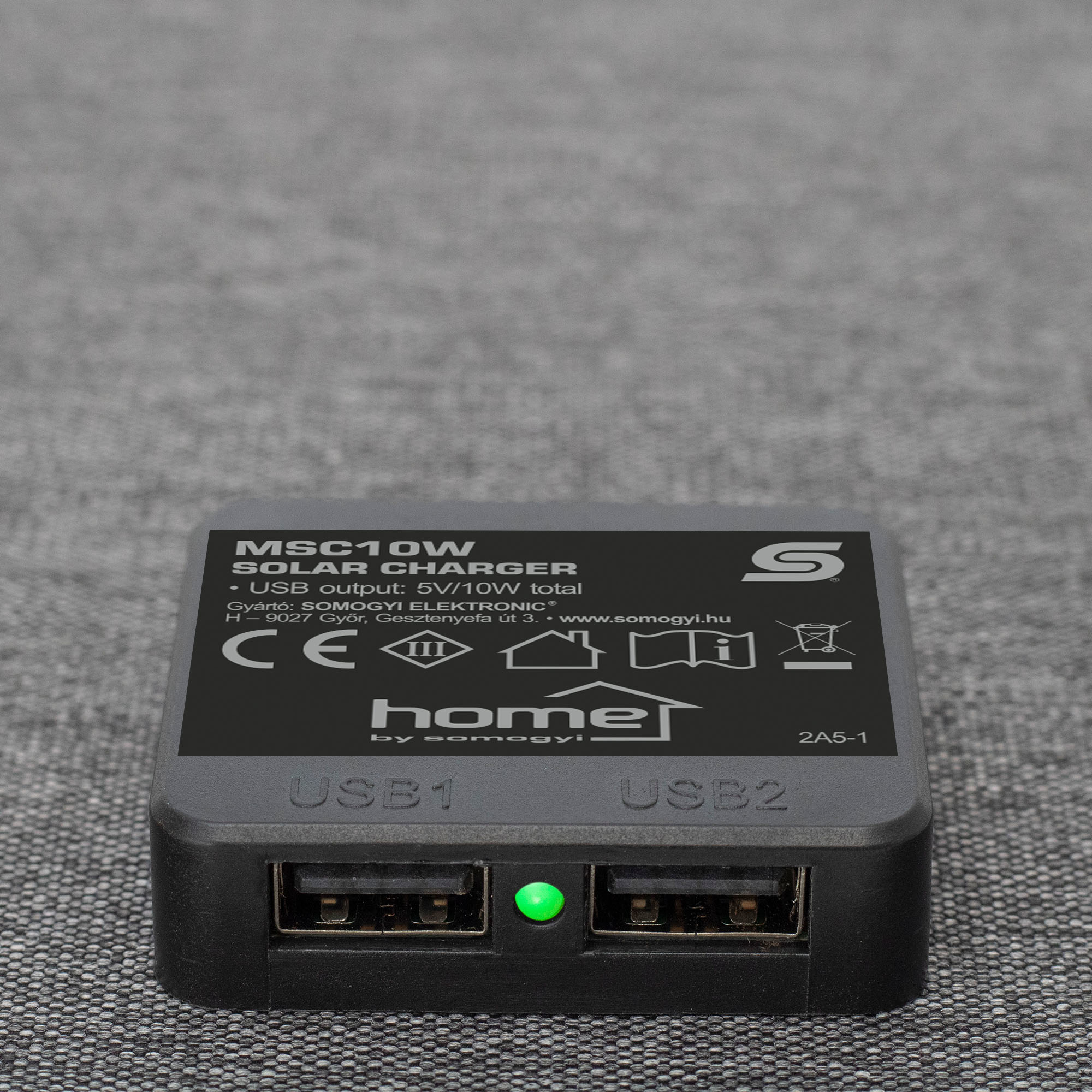 Egy fekete-szürke napelemes töltő USB portokkal.