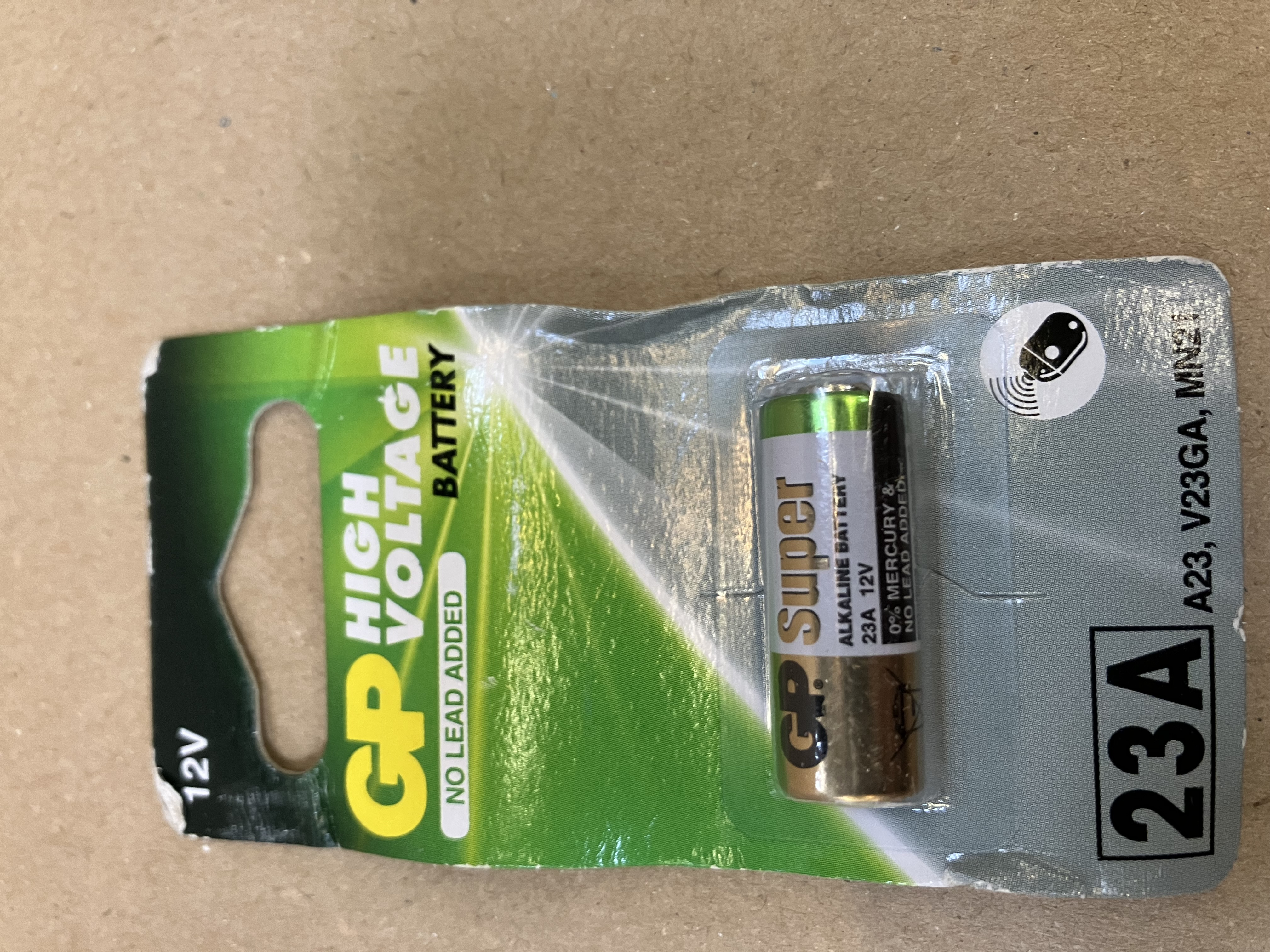 Bateria jest pokazana w blistrze. Bateria jest cylindryczna, z czarną górą i złotymi bokami.