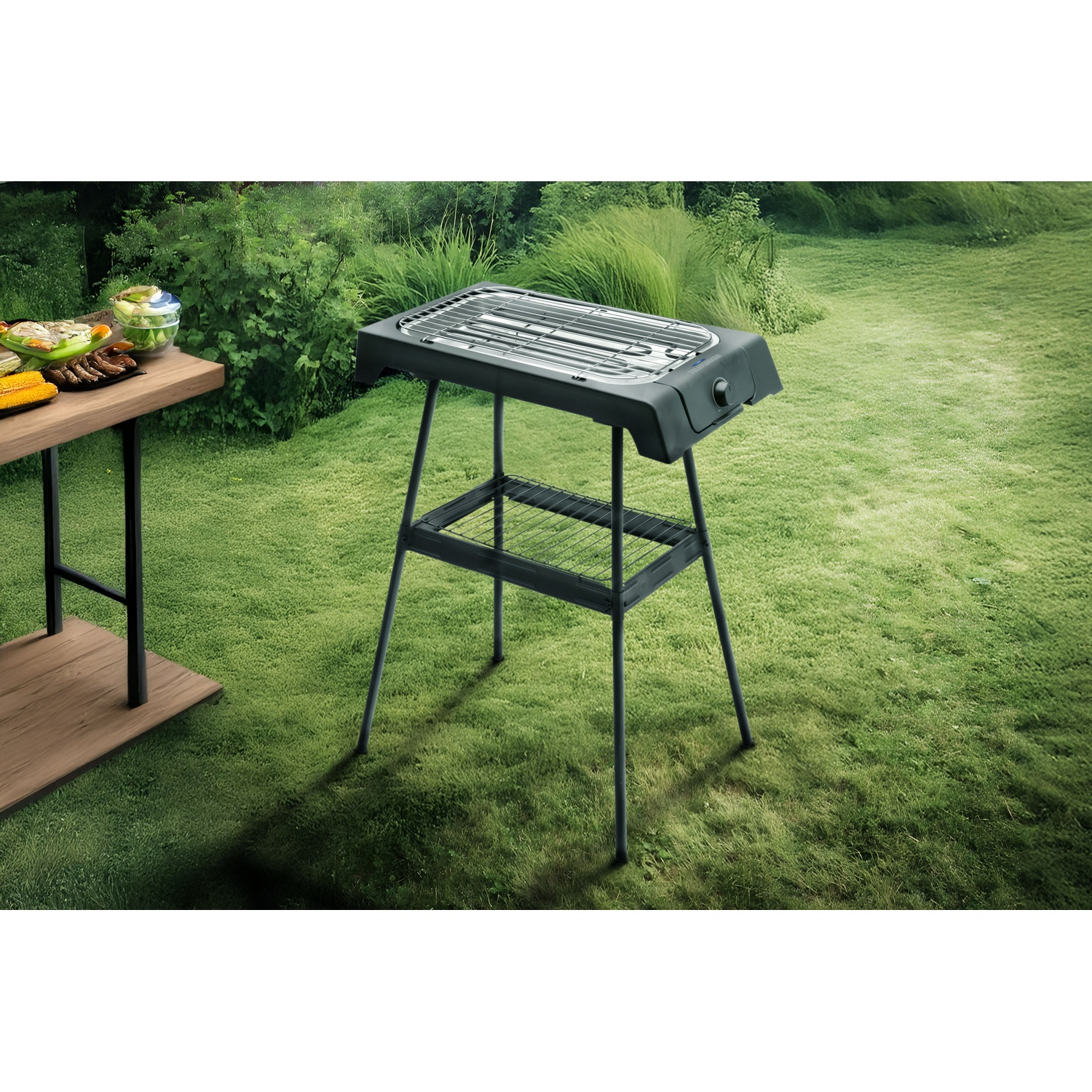 Barbecue elettrico da esterno sull'erba con tavolo di legno e cibo.