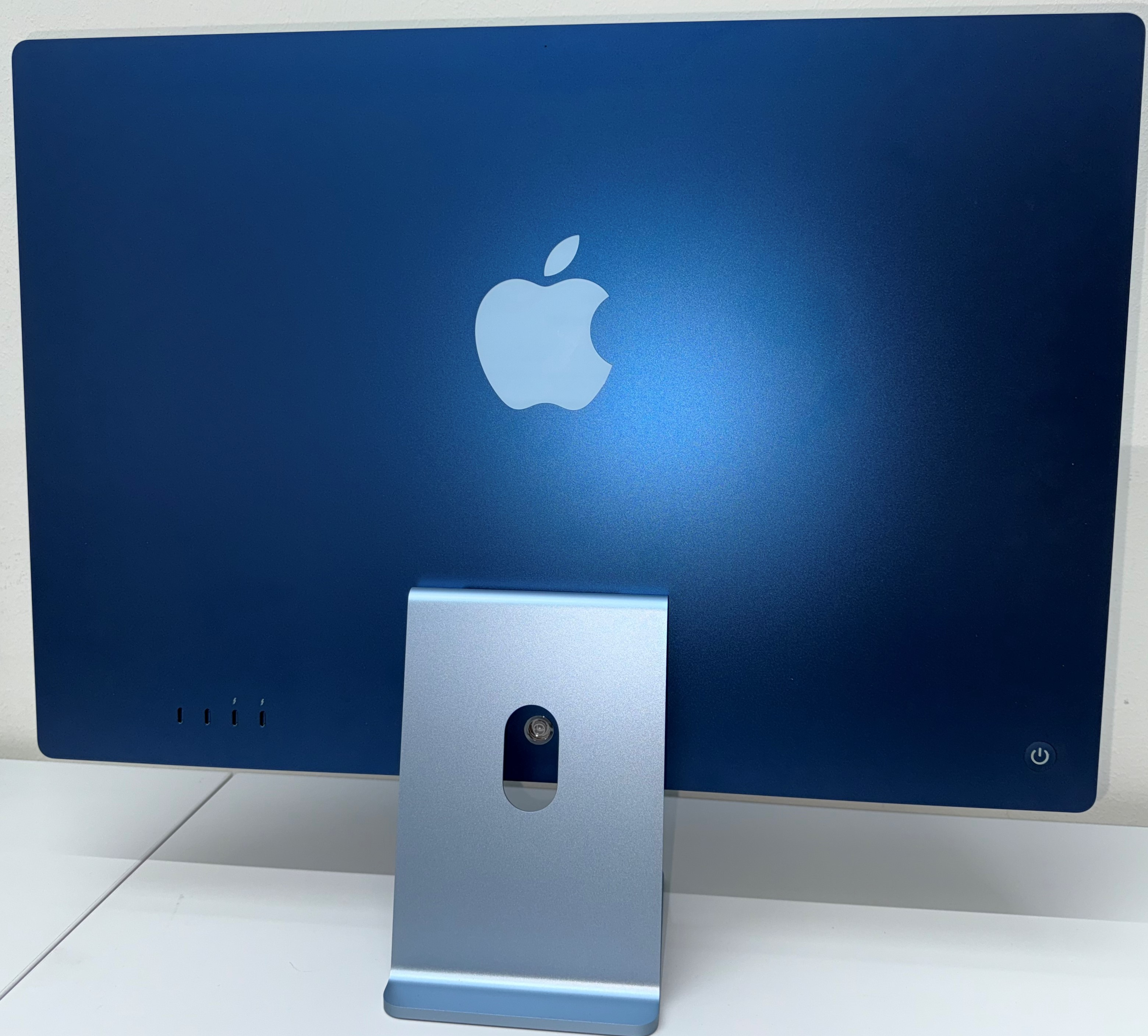 Mężczyzna w okularach przeciwsłonecznych siedzi w kościele.