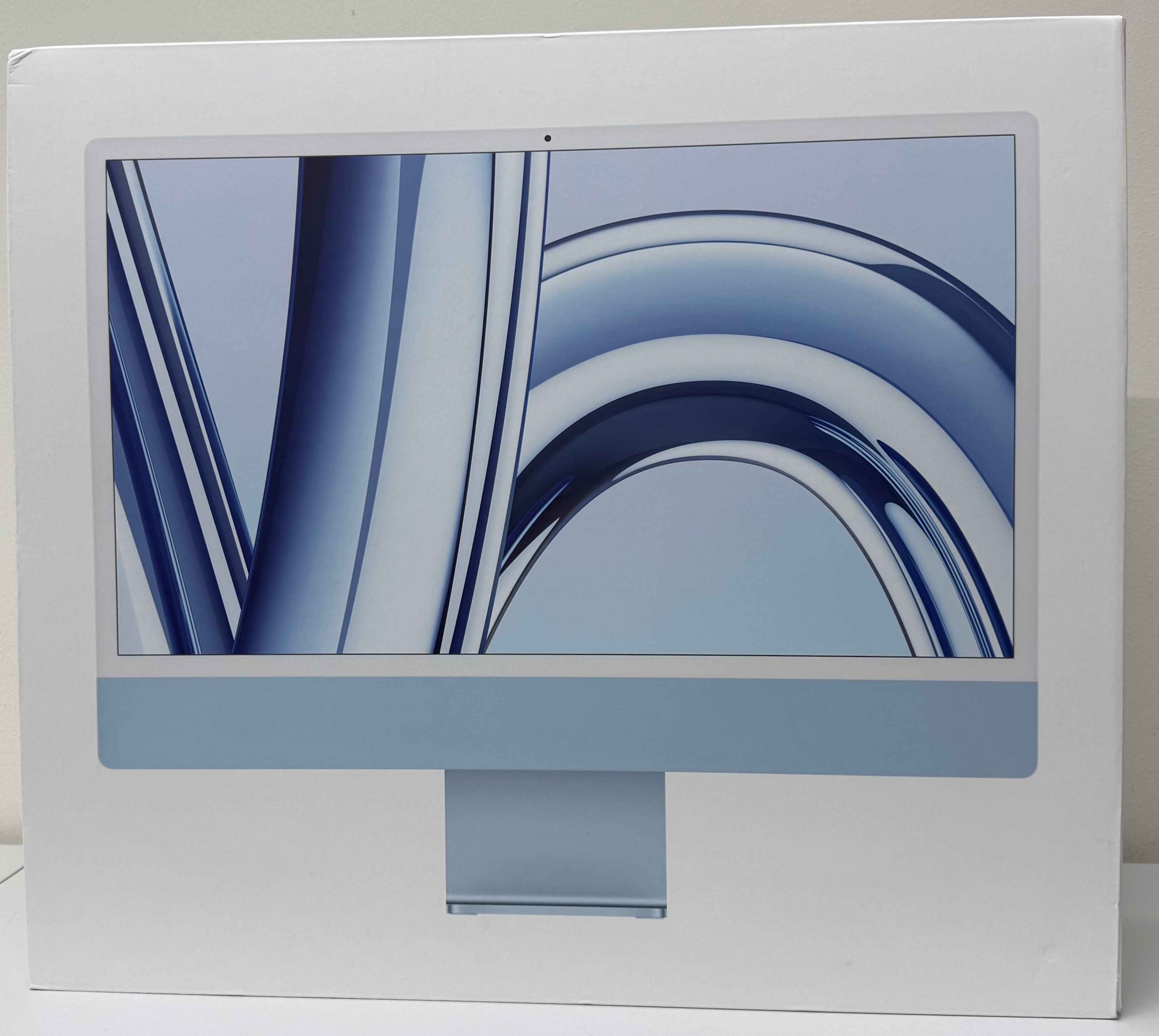 Pudełko iMac z jasnoniebieskim wyświetlaczem.