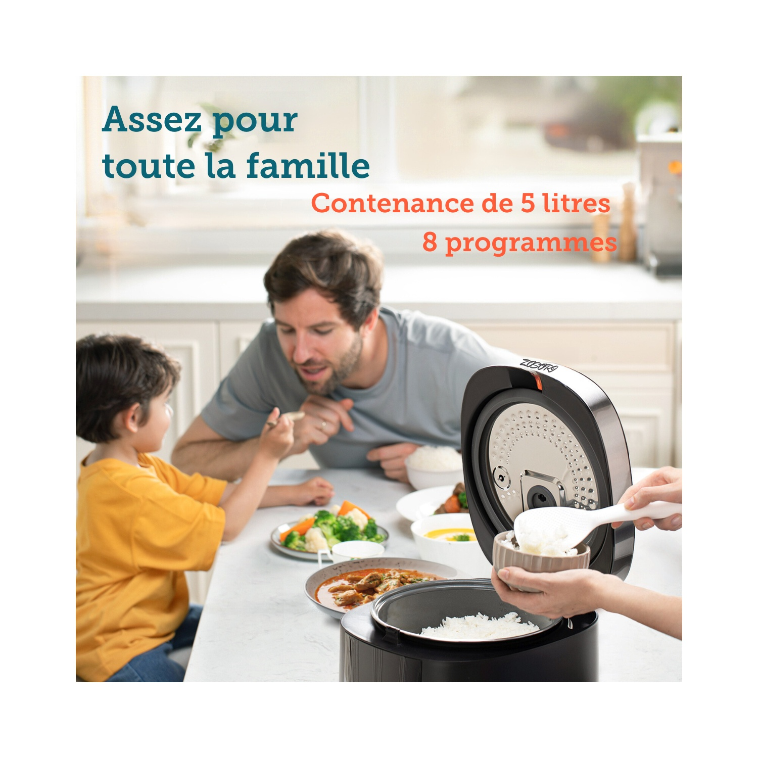 Une famille savoure un repas. Un cuiseur de riz et un bol de riz sont au premier plan.