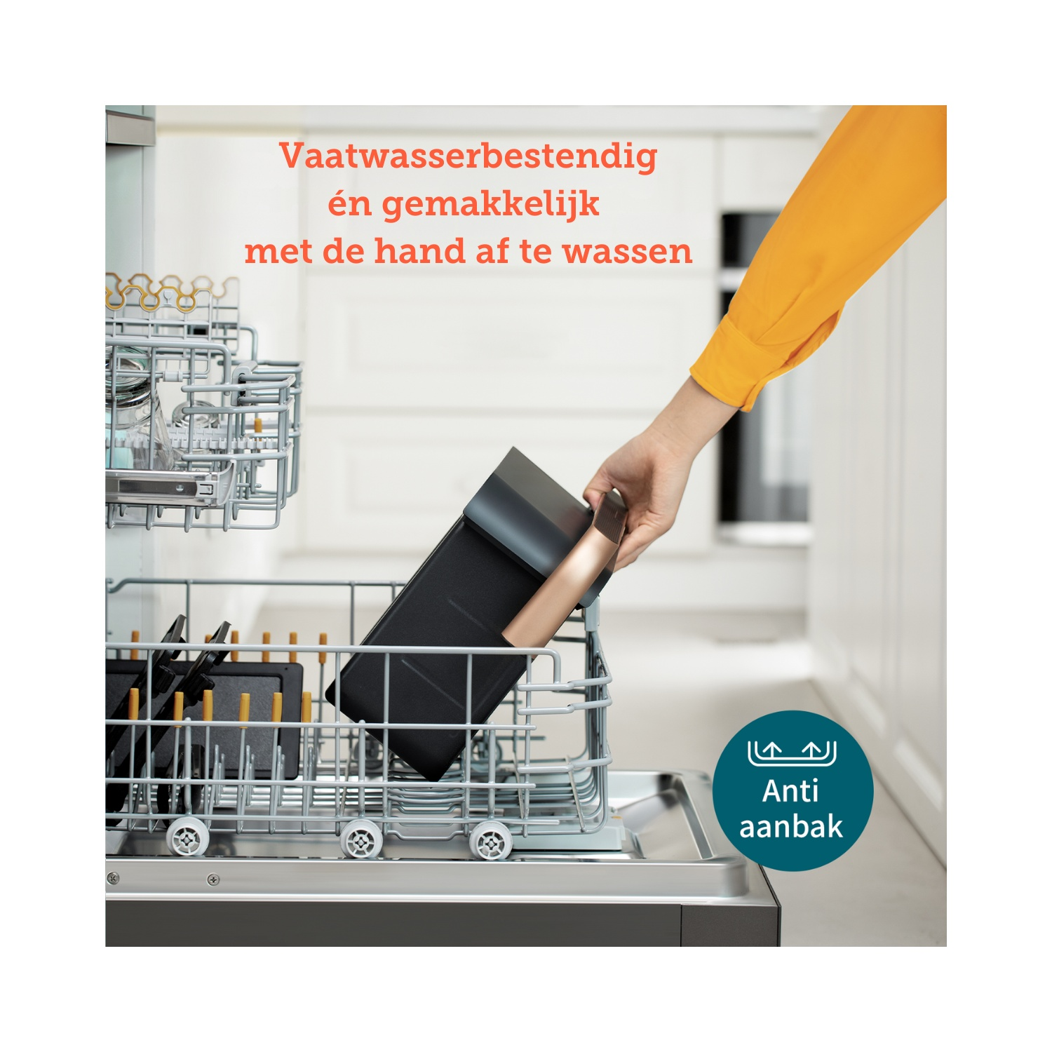 Hand plaatst zwart object in een vaatwasser. De vaatwasser heeft rekken en is open. Witte achtergrond.