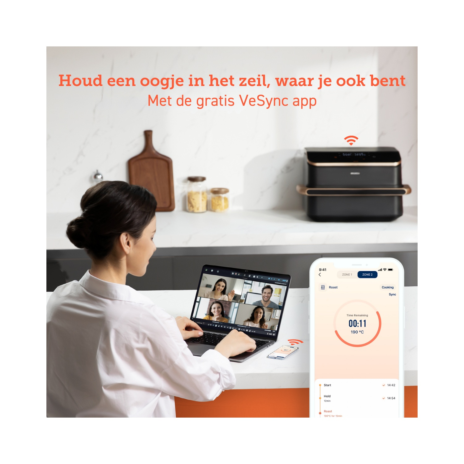 Vrouw gebruikt laptop, videogesprek met 4 personen. Slimme oven en app op tafel.