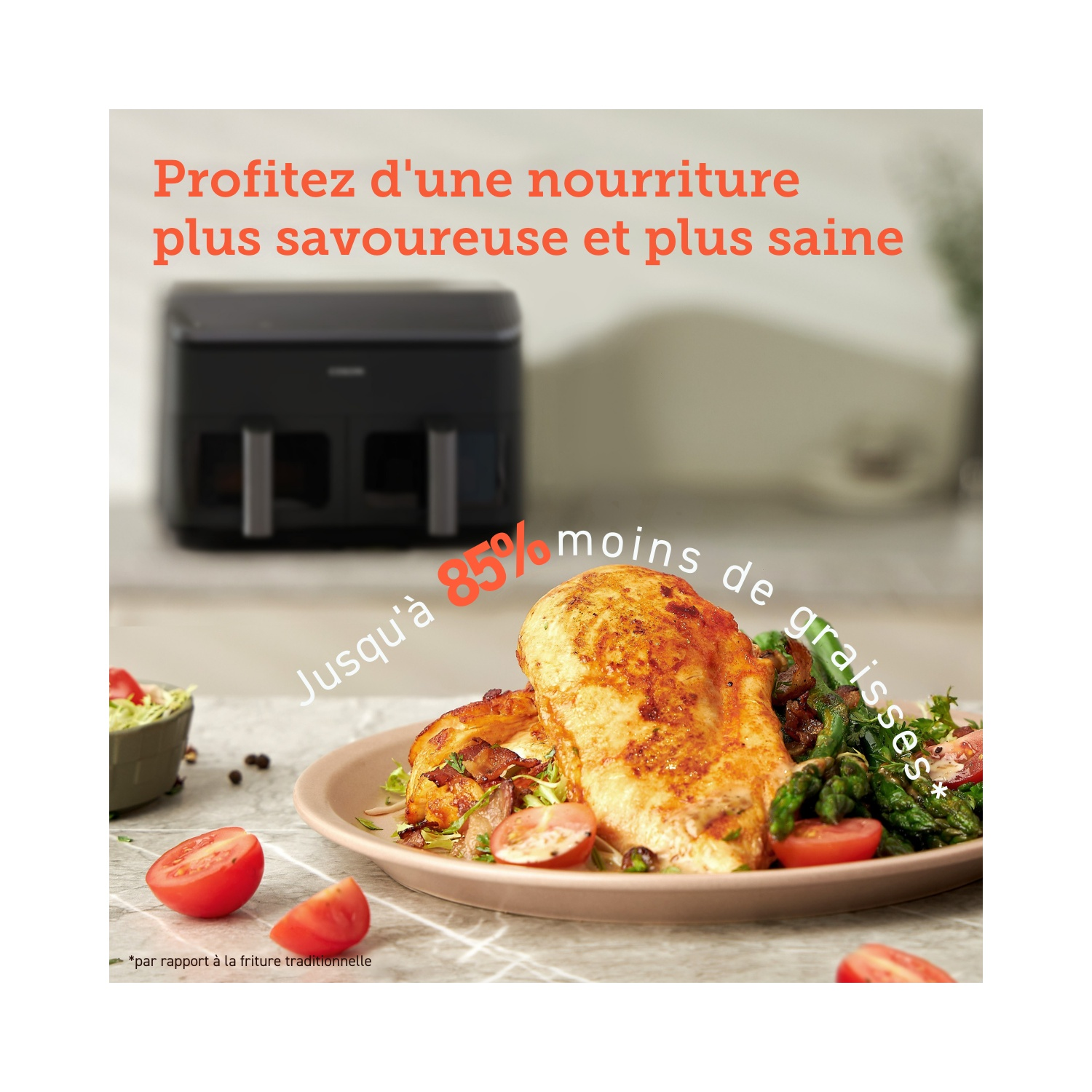 Poulet frit et légumes sur une assiette. Friteuse à air en arrière-plan. Texte montre 85% moins de gras.