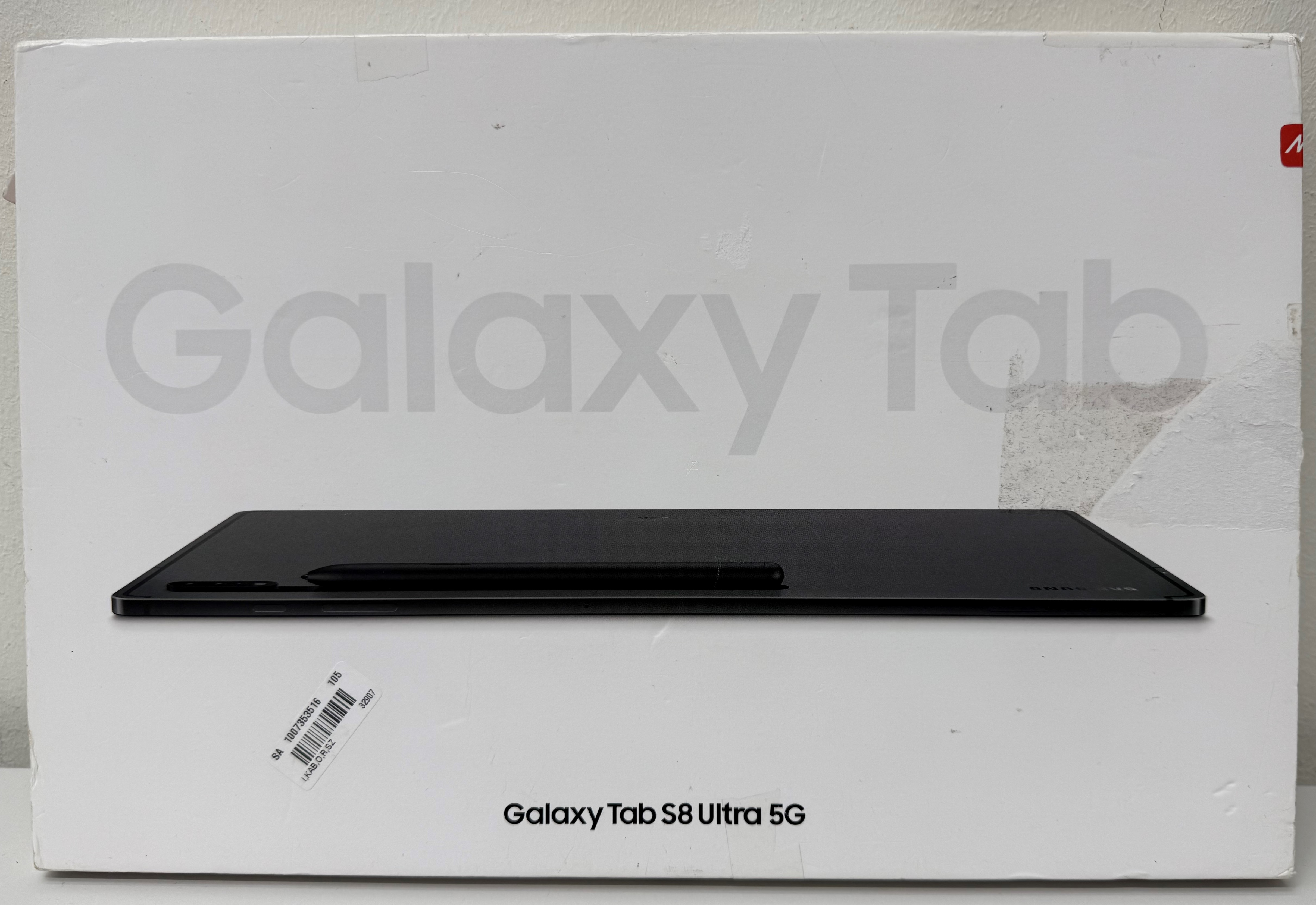 Tablet w pudełku z nadrukiem Galaxy Tab S8 Ultra 5G.