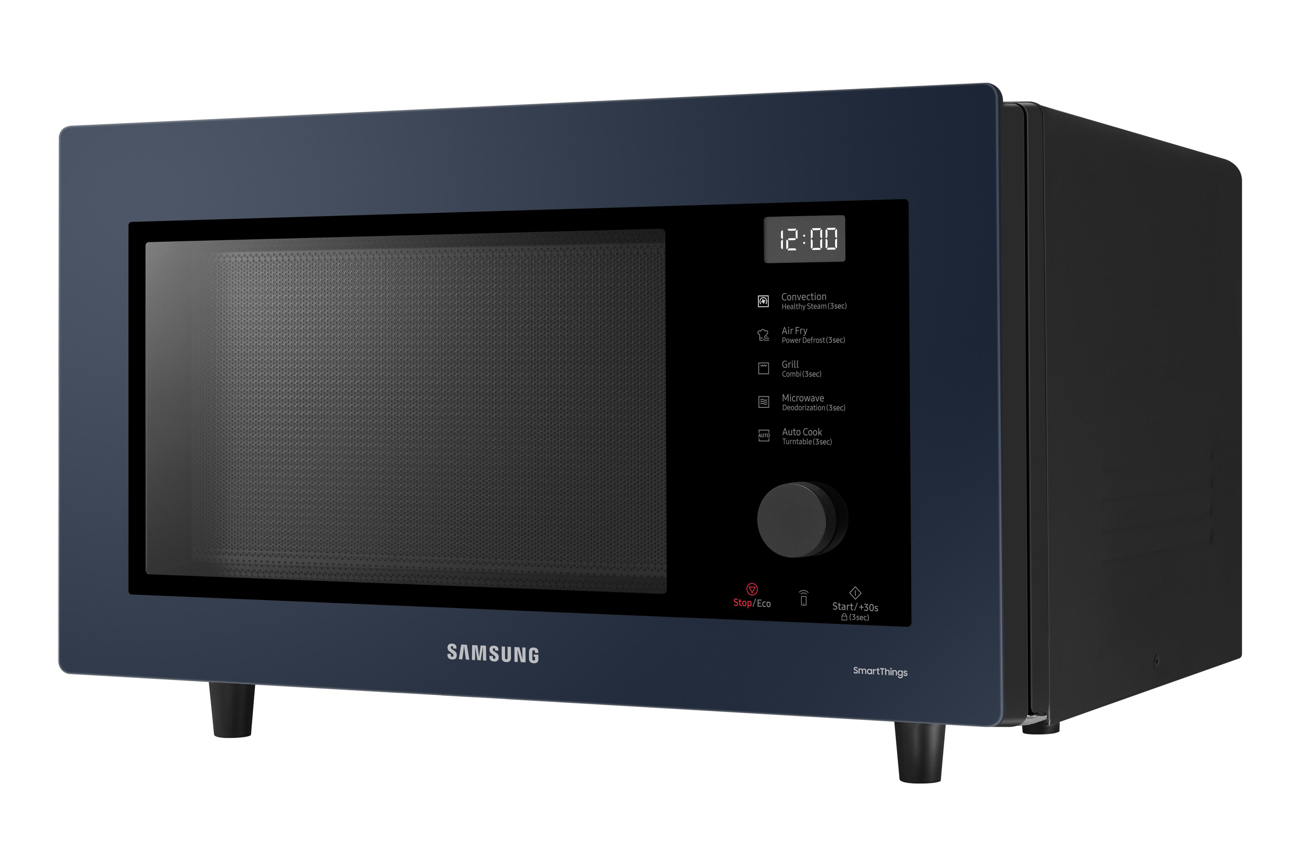 Eine Samsung Mikrowelle in Marineblau. Digitale Uhr und Bedienfeld sind sichtbar.