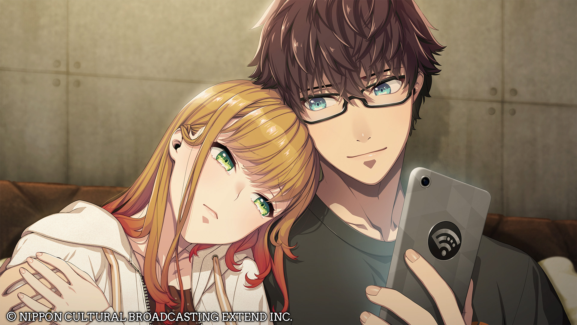 Pareja de anime, mujer apoyando la cabeza en el hombro del hombre. Hombre sosteniendo teléfono, sonriendo.