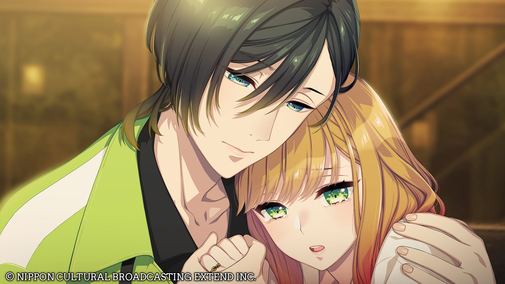 Imagen estilo anime: hombre abraza a mujer. Ambos sonríen, ojos verdes.