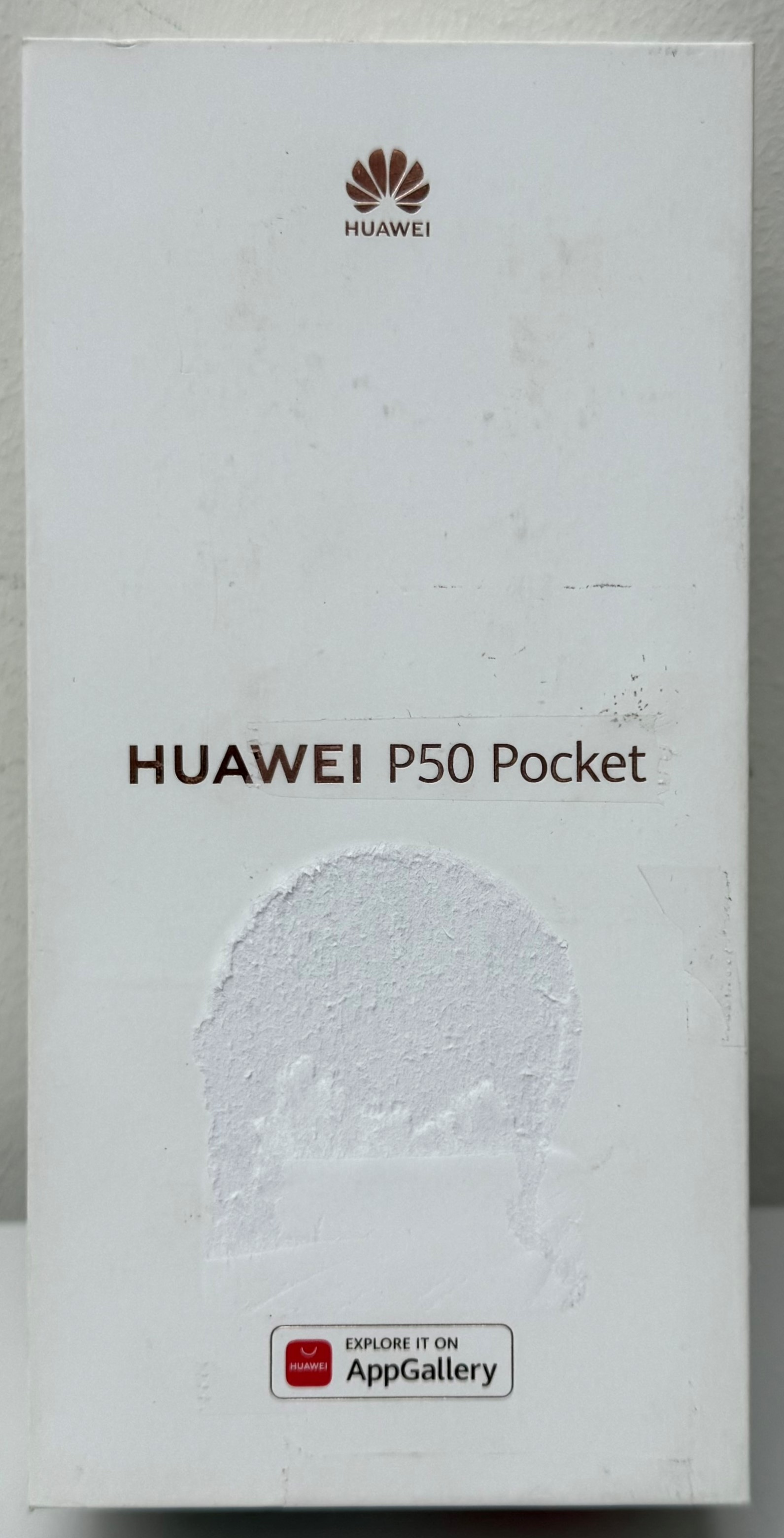 Białe pudełko telefonu Huawei P50 Pocket, z logo i tekstem.