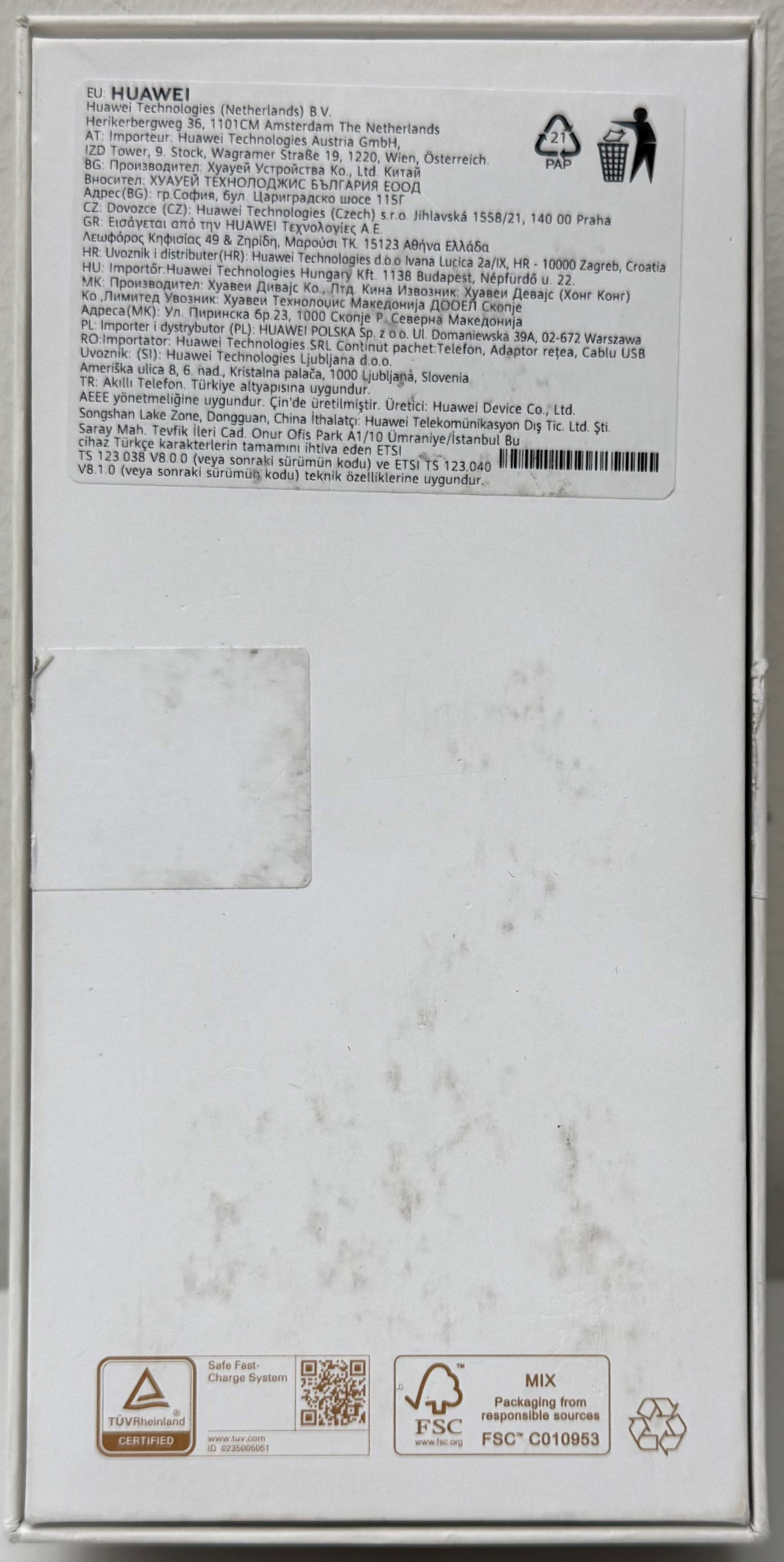 Białe pudełko z tekstem. Pokazuje tył białego pudełka z tekstem z różnych krajów.