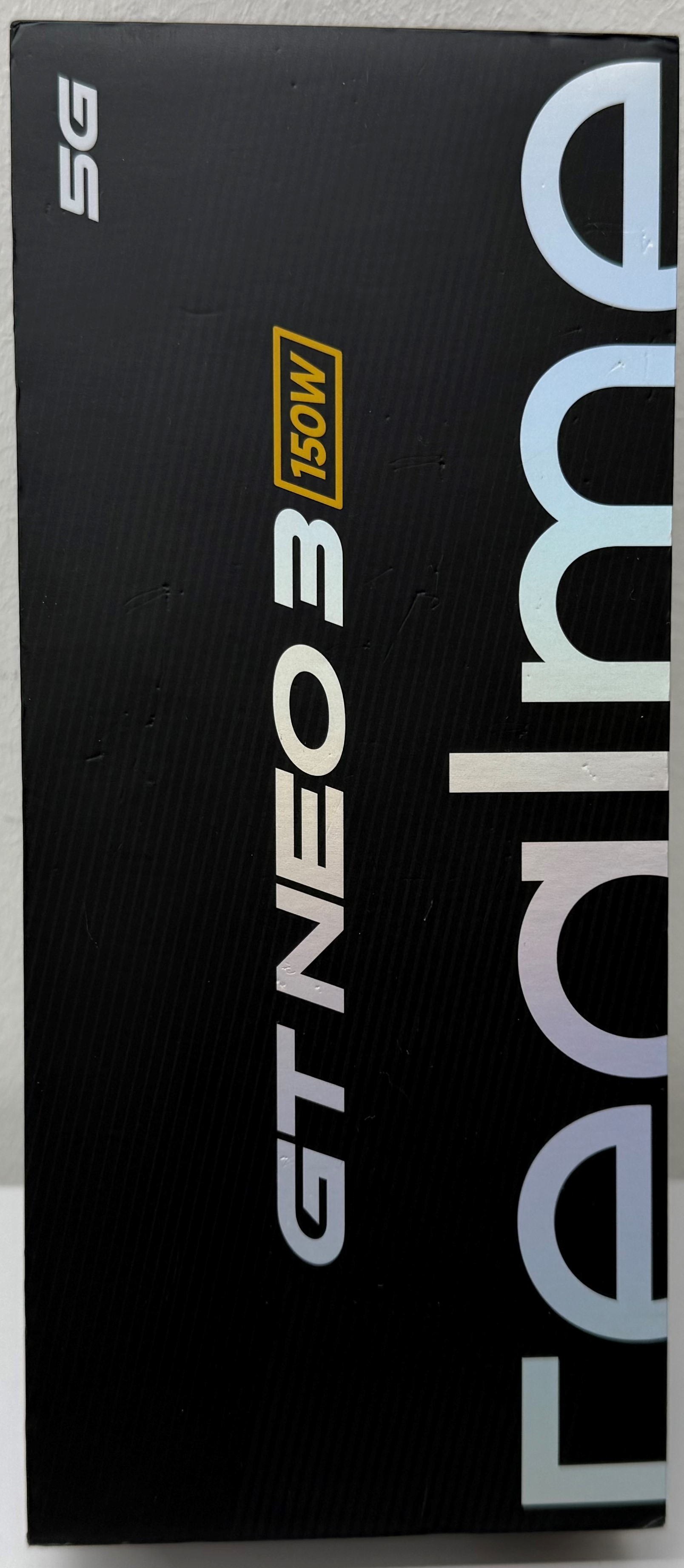 Czarne pudełko z napisem 'GT NEO 3' i '150W'.