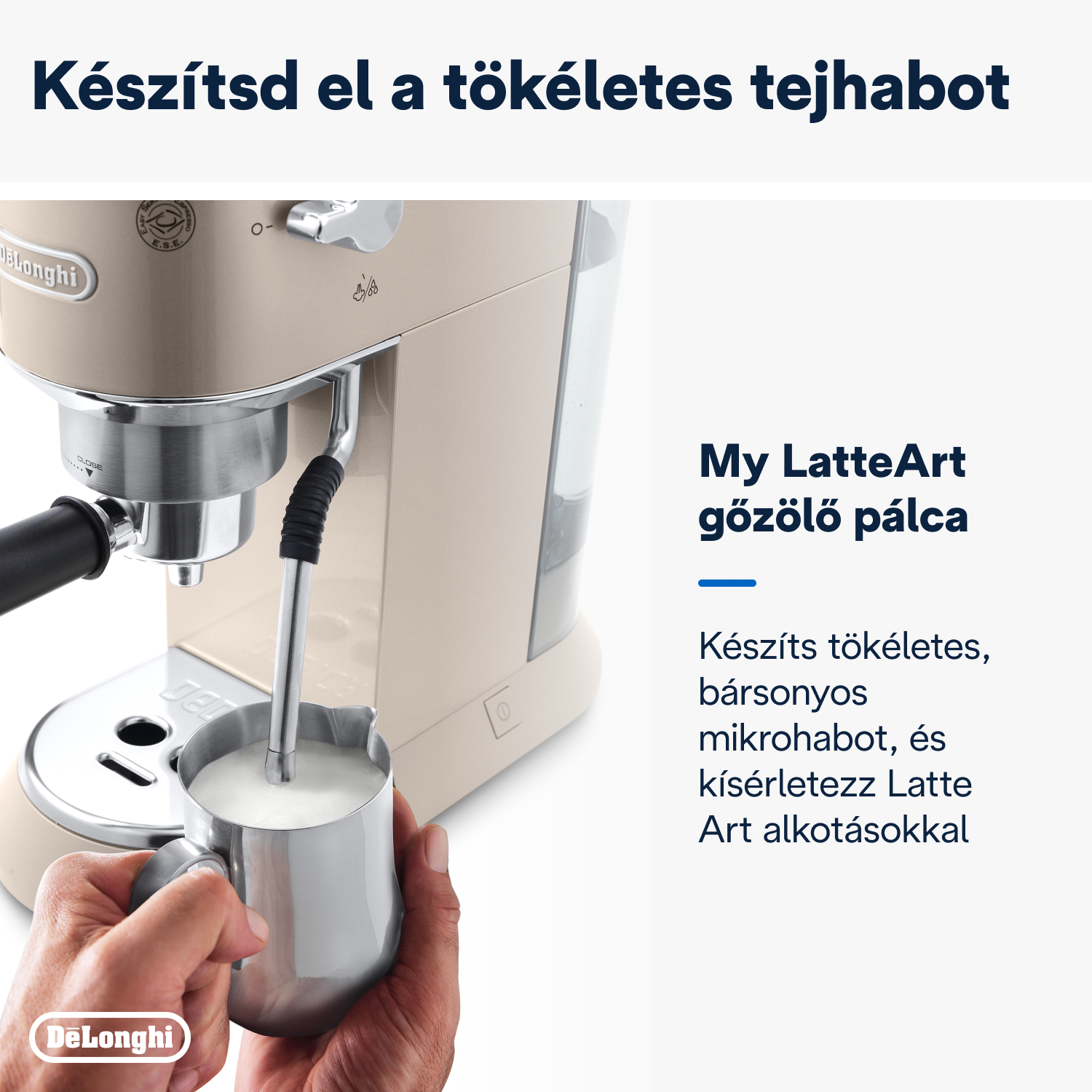 Egy bézs DeLonghi kávéfőző gőzpálcával. Egy kéz egy ezüst tejkiöntőt tart, tejet öntve.