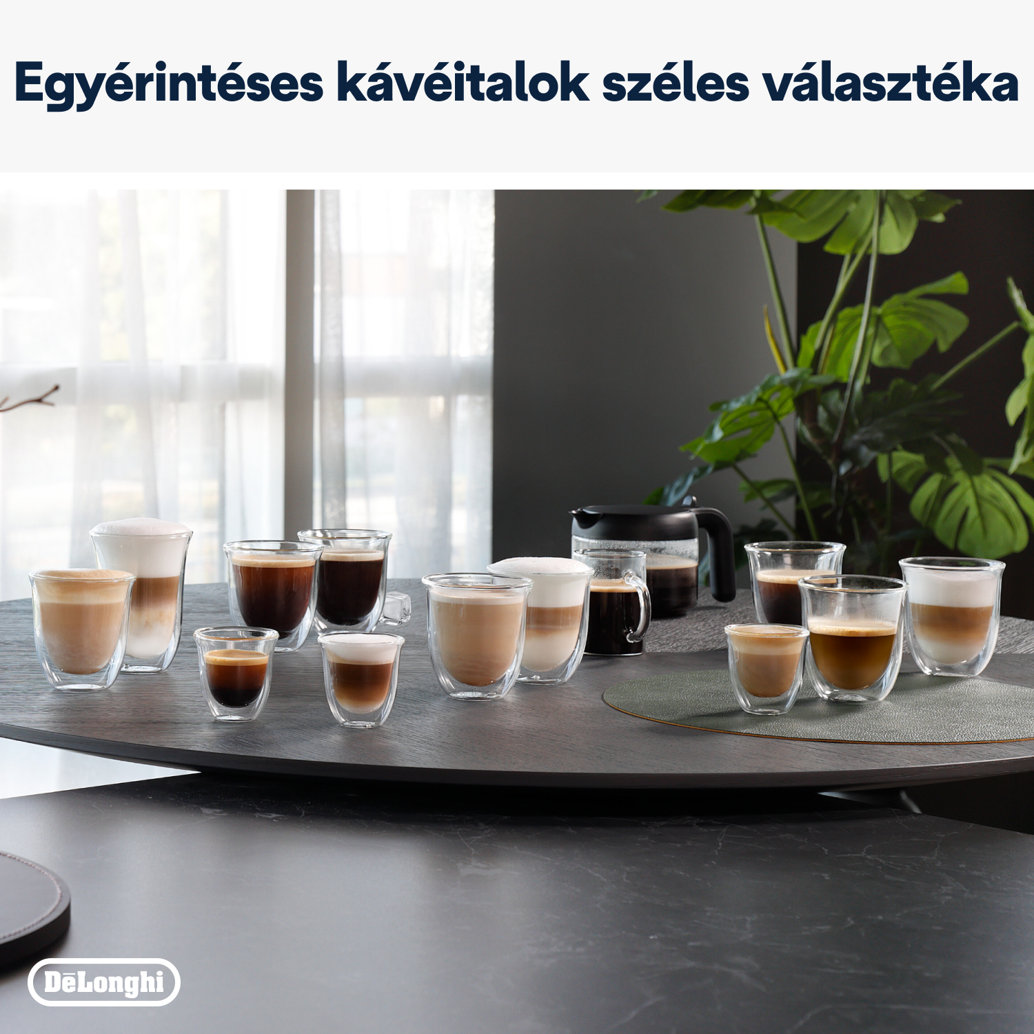 Különböző kávéscsészék sötét felületen. Különféle kávék különböző poharakban.