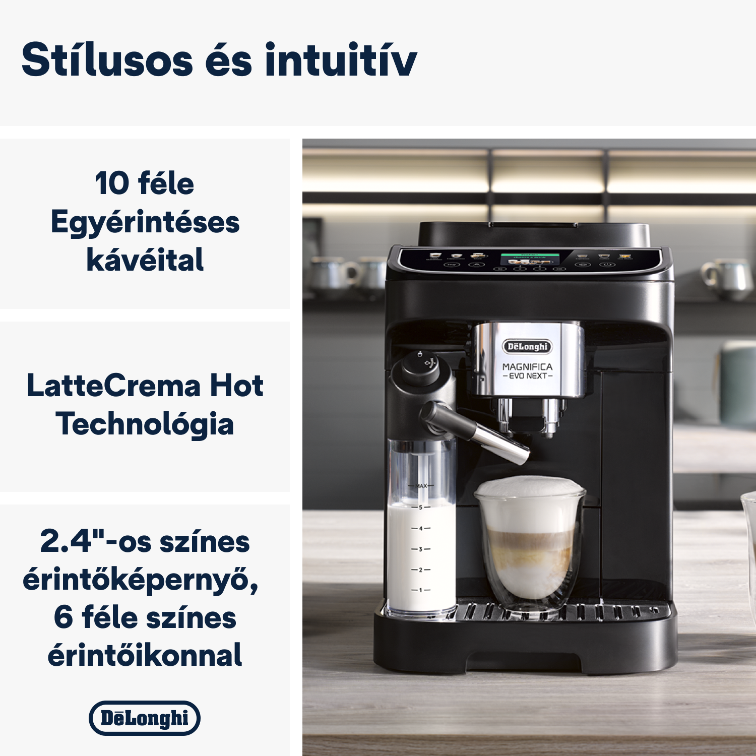 Fekete kávéfőző egy pohár latte macchiatóval fehér felületen.