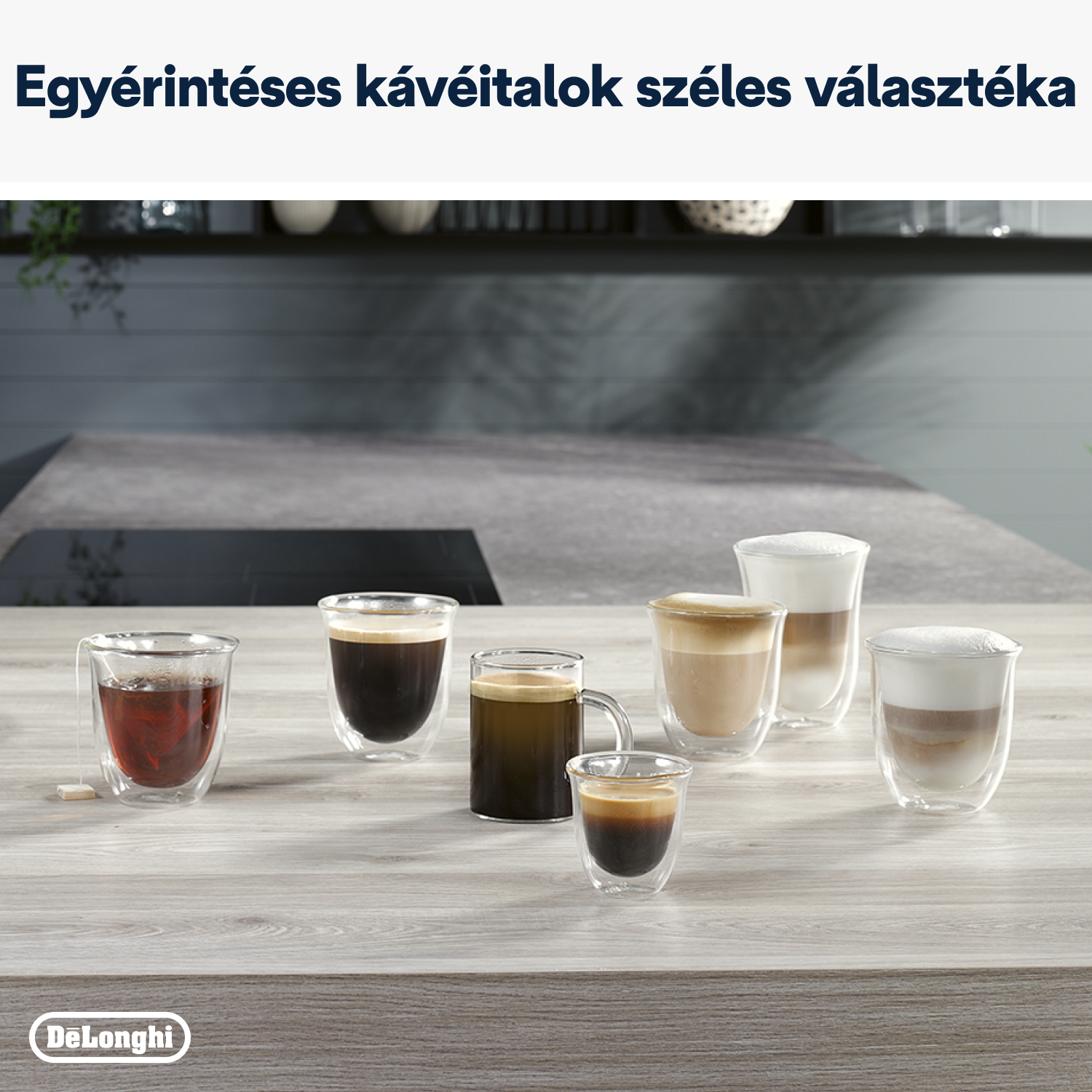 Több kávéscsésze különböző kávéfajtákkal egy faasztalon.