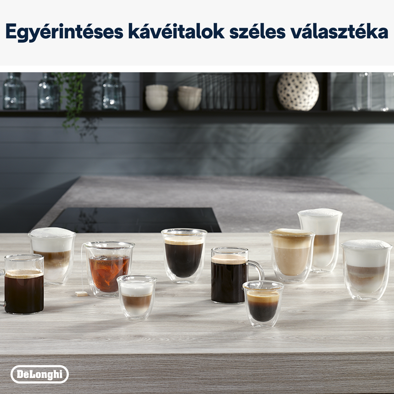 Különböző kávéitalok fa asztalon.