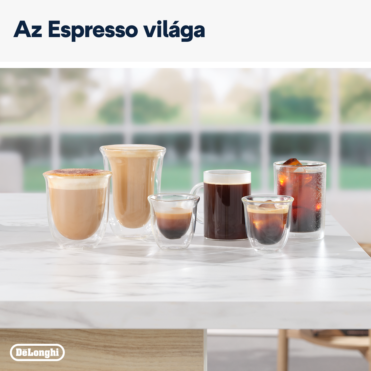 Különféle kávéitalok üvegpoharakban márvány felületen, egy fa felület mellett.