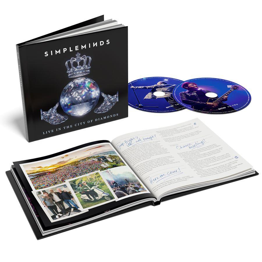 Album met boek en twee cd's. De kaft toont diamant en kroon. Binnenin foto's en tekst.
