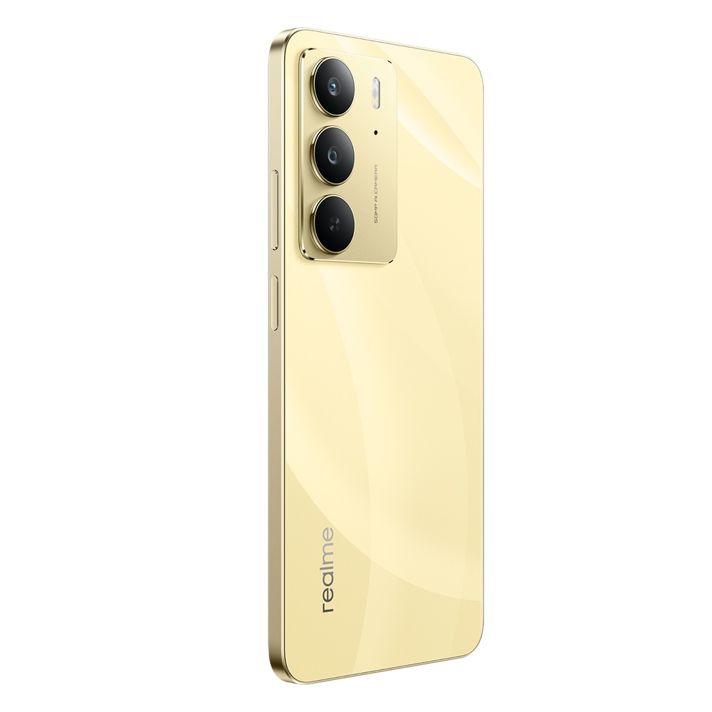 Altın telefon, arka görünüm, üç kamerası ve realme logosu ile.