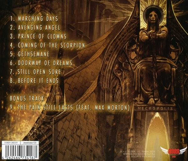 Rückseite einer CD-Hülle mit einer Liste von Songtiteln und einem Bild eines gotischen Gebäudes. Der Hintergrund ist golden.