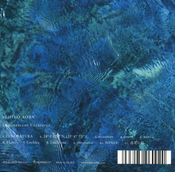 Albumcover mit blauem Wasser und Text auf weißem Hintergrund.