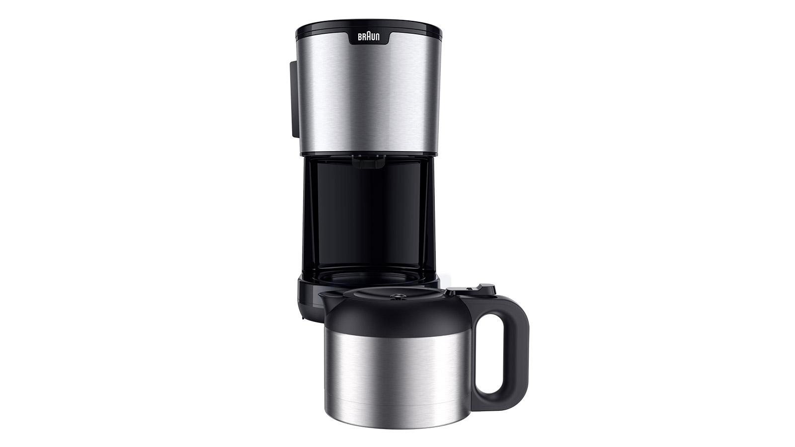 Eine silberne Kaffeemaschine mit einer schwarzen Karaffe.