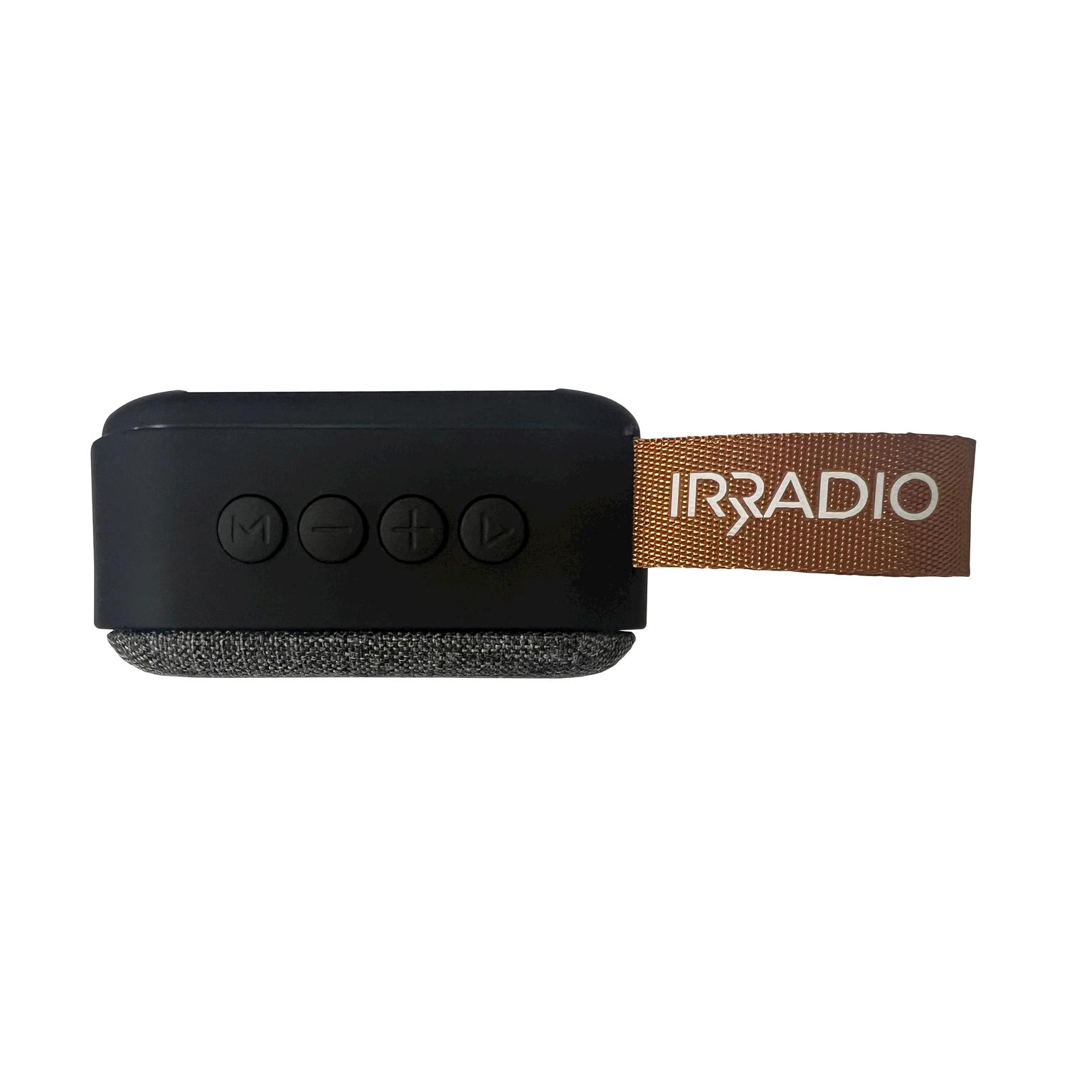 Altoparlante nero e grigio con cinturino marrone con etichetta 'IRRADIO'. Sfondo bianco.