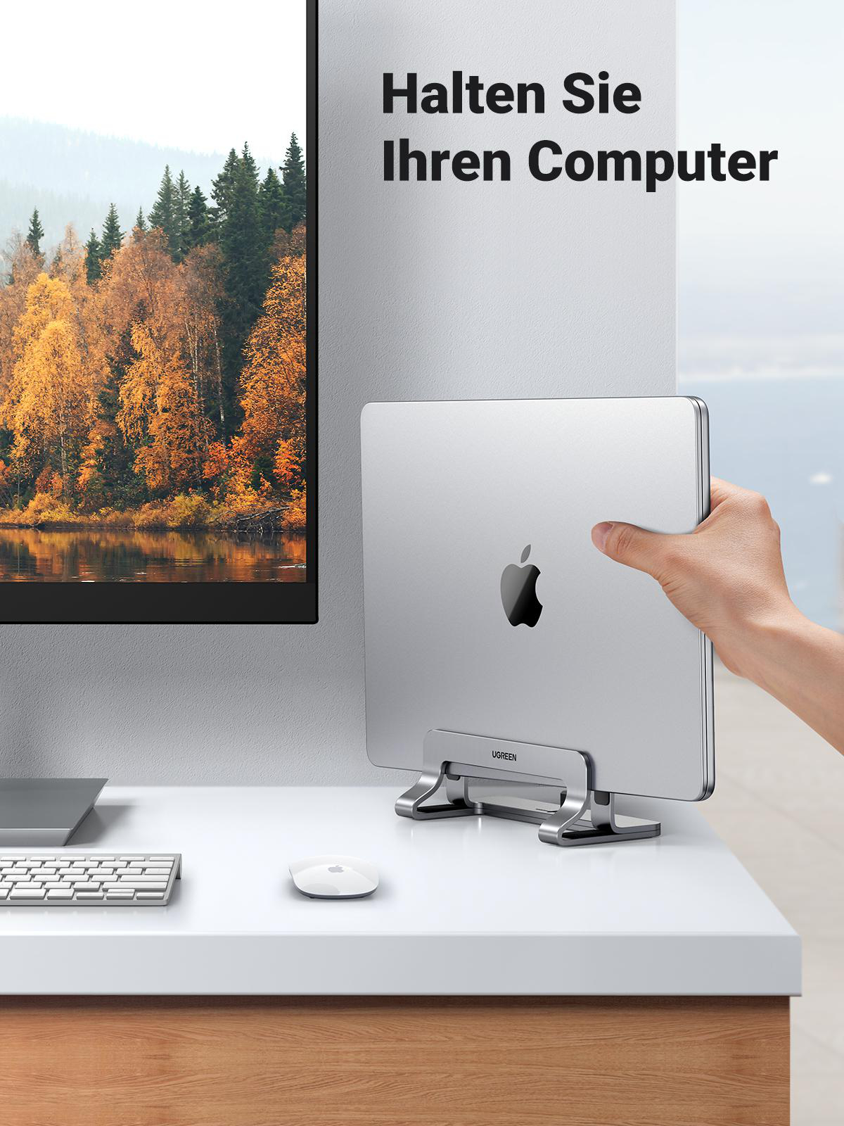 Ein Laptop steht auf einem Schreibtisch mit einem Monitor.