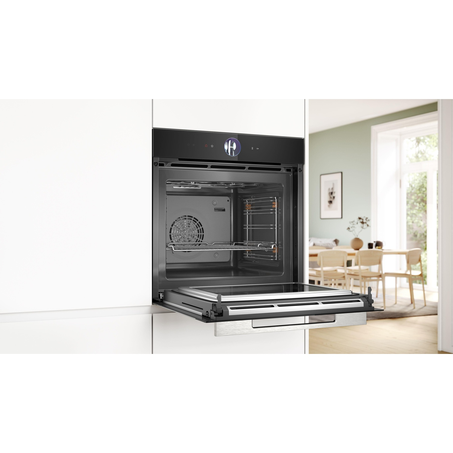 Un forno aperto con la porta socchiusa, che mostra ripiani e interni.