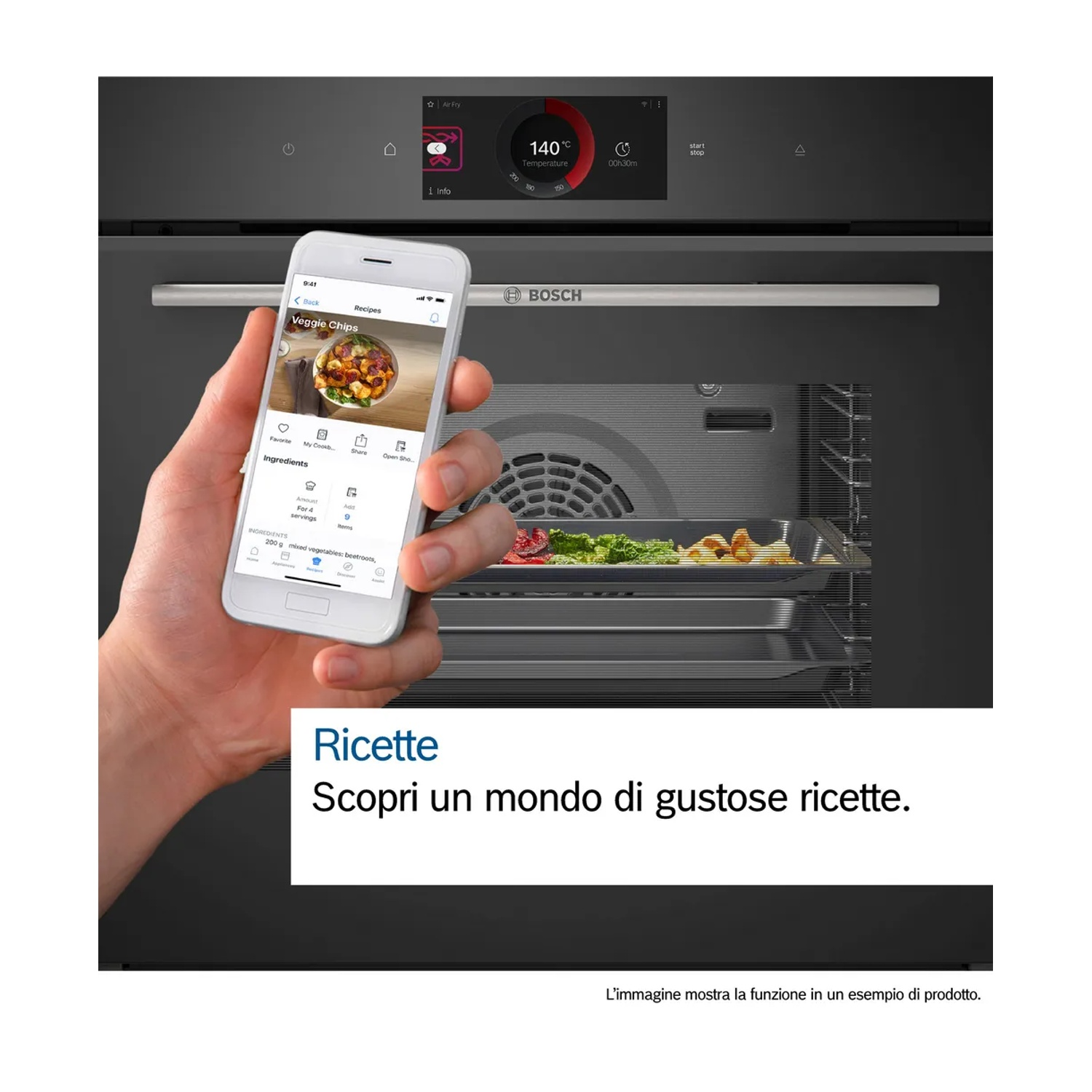 Una mano che tiene un telefono che mostra un'app di ricette, accanto a un forno.