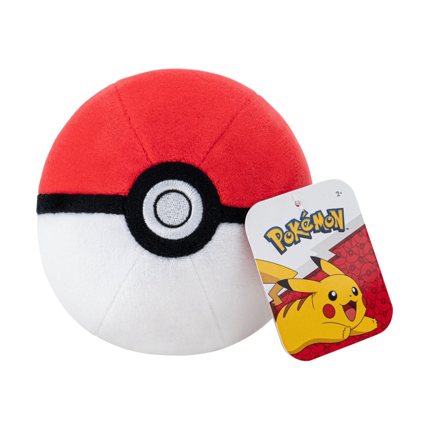 Una Poké Ball di peluche con metà rosse e bianche, striscia e centro neri e un'etichetta di Pikachu, isolata su sfondo bianco.
