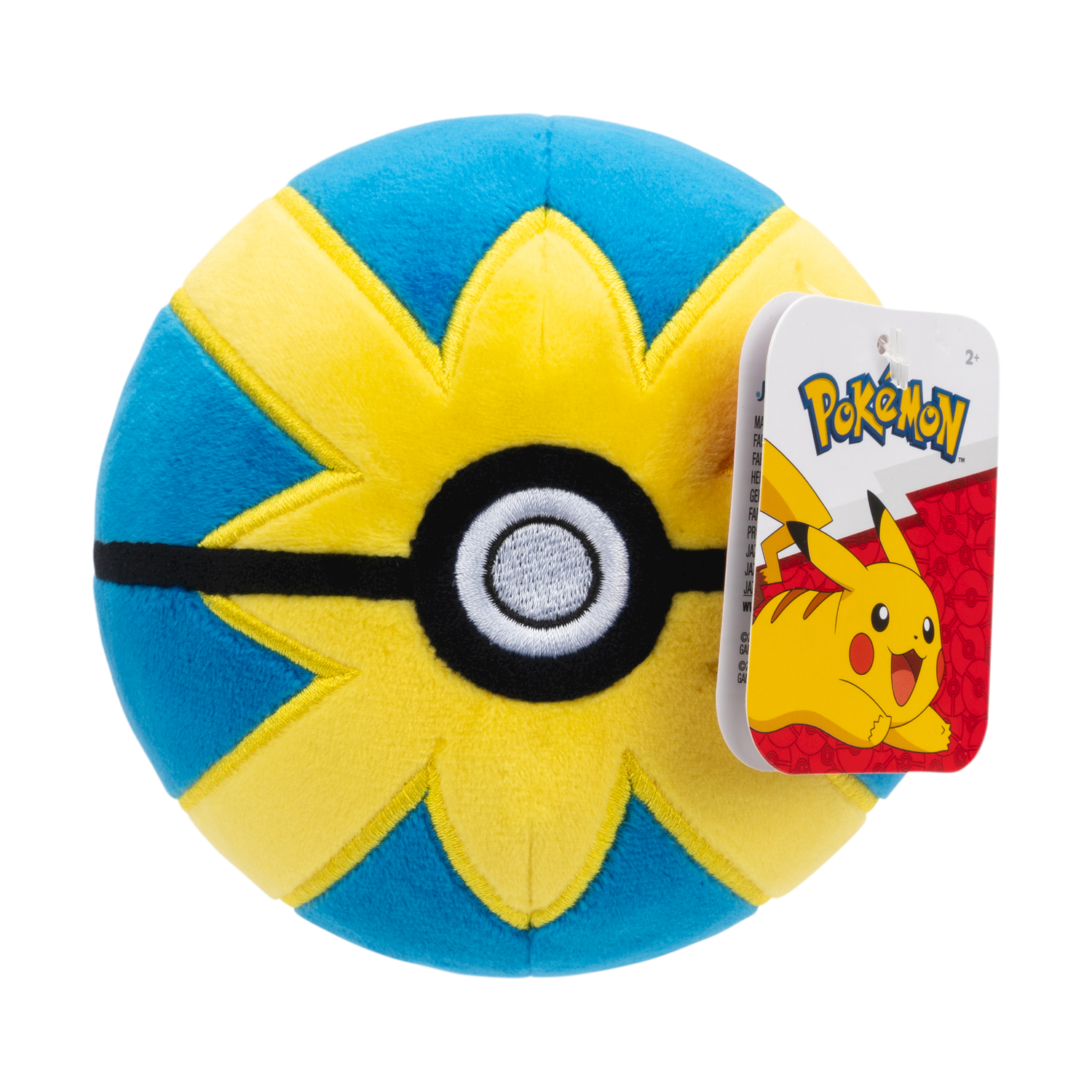 Una Poké Ball di peluche. La palla è blu, gialla e nera, con un'etichetta con Pikachu.