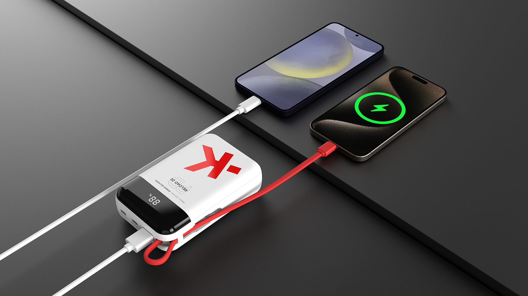 Power bank két telefont tölt. Egy telefon töltődik, zöld villám jelzi.