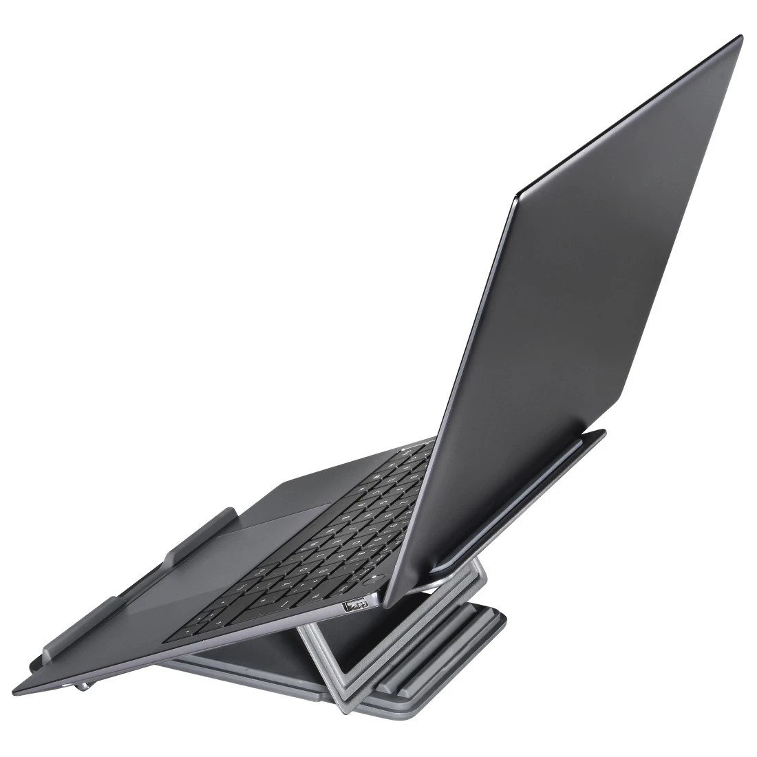 Laptop auf einem faltbaren Ständer, mit dem Deckel in einem Winkel geöffnet.