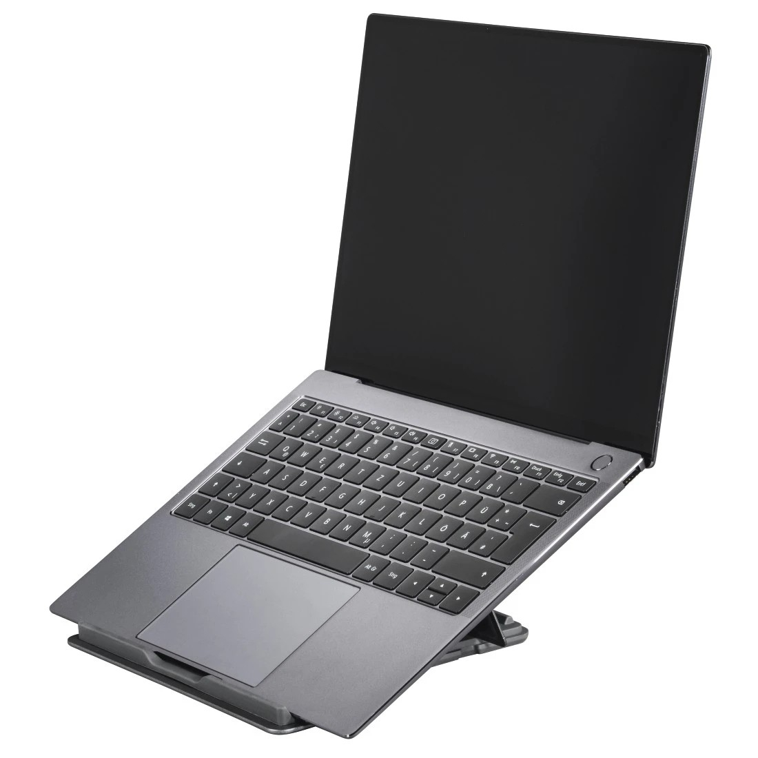 Silberner Laptop, geöffnet auf einem Ständer. Tastatur sichtbar, Bildschirm dunkel. Weißer Hintergrund.