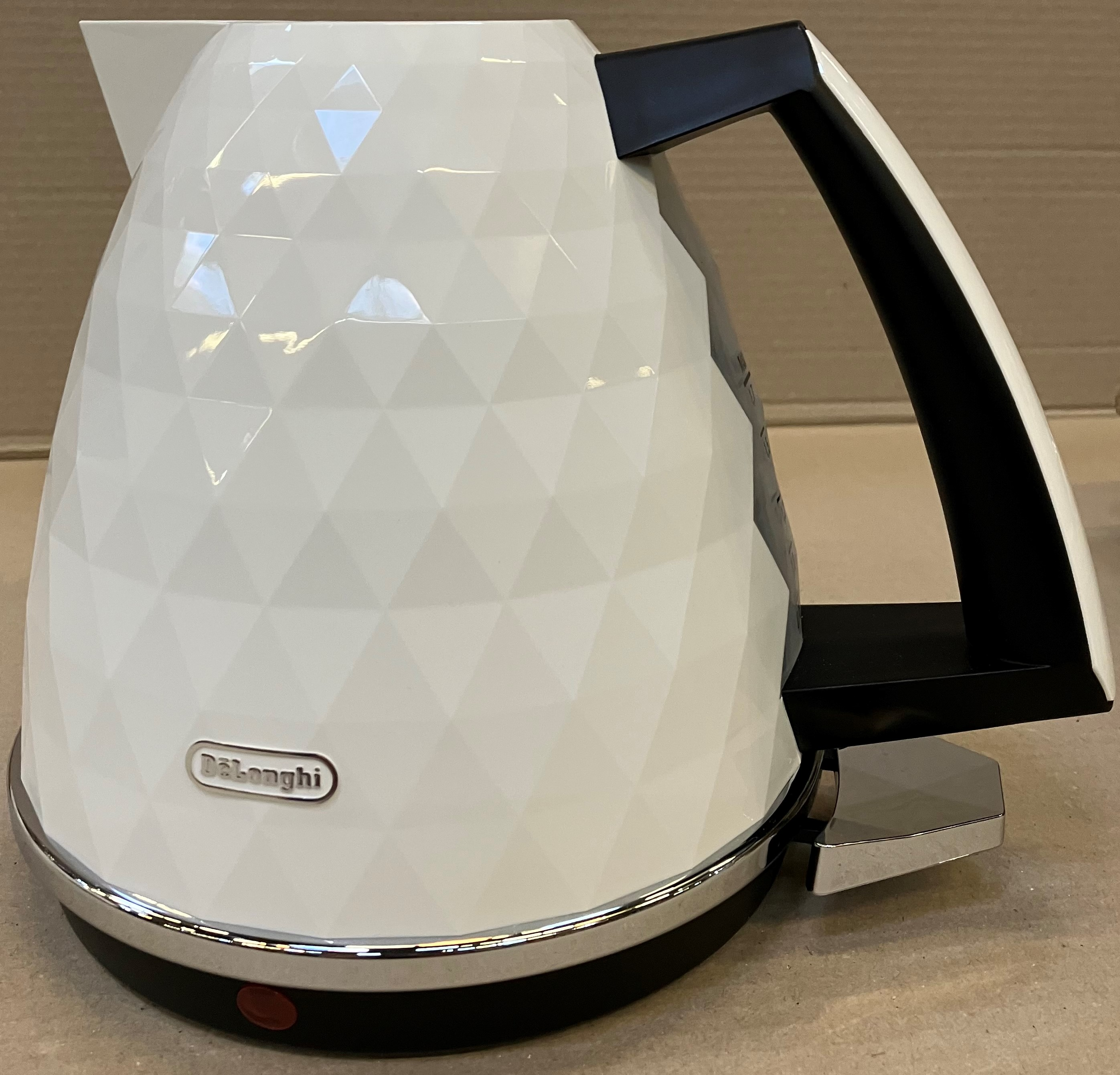OUTLET - Czajnik DE LONGHI Brillante KBJ 2001.W Biały