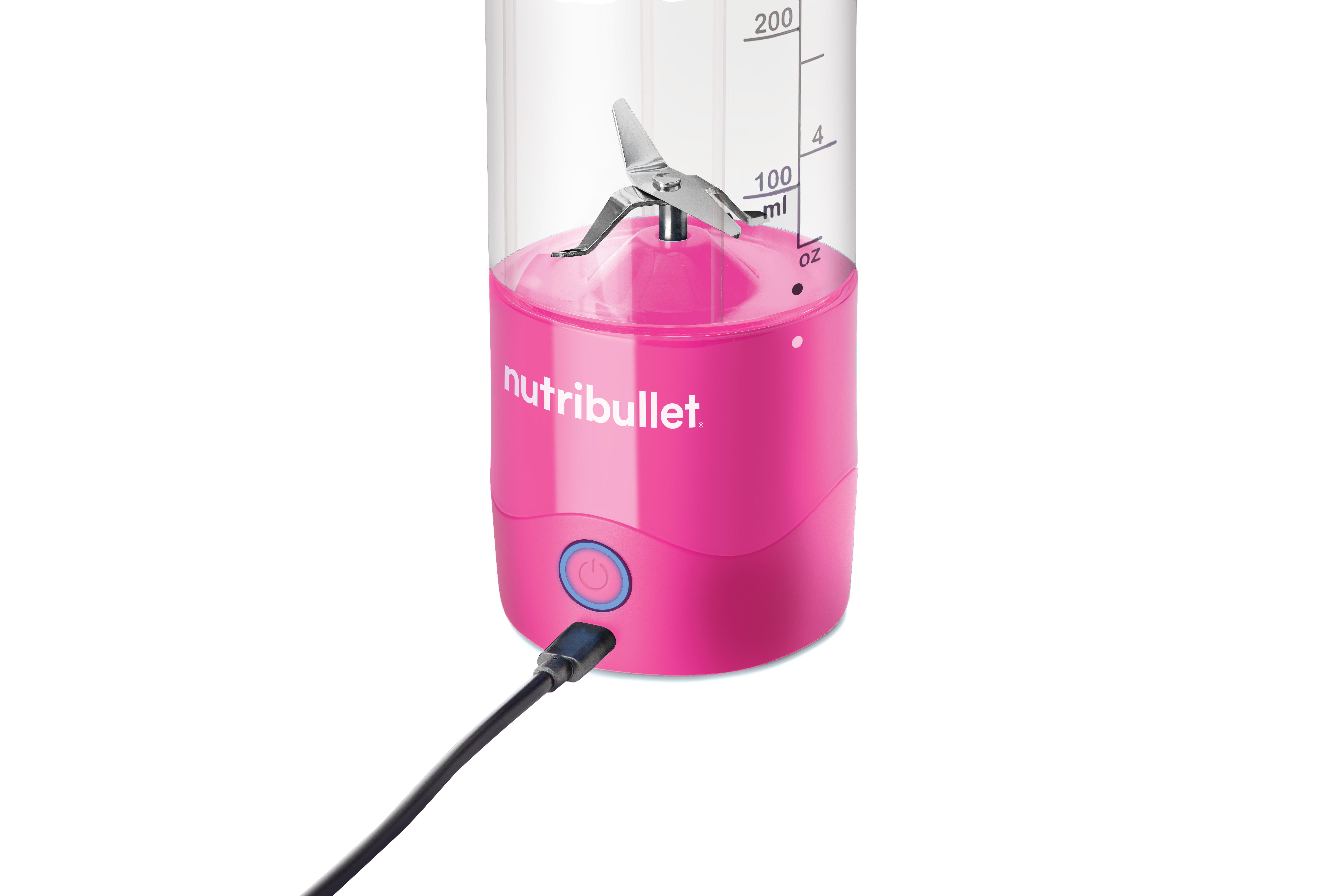 Rosa Nutribullet-Mixer mit eingestecktem USB-Kabel, weißer Hintergrund.