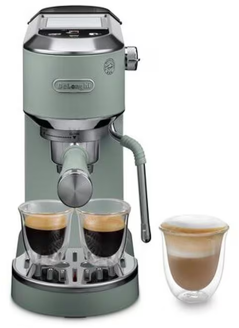 Grüne Espressomaschine mit zwei Kaffeetassen und einem Cappuccino. Weißer Hintergrund.