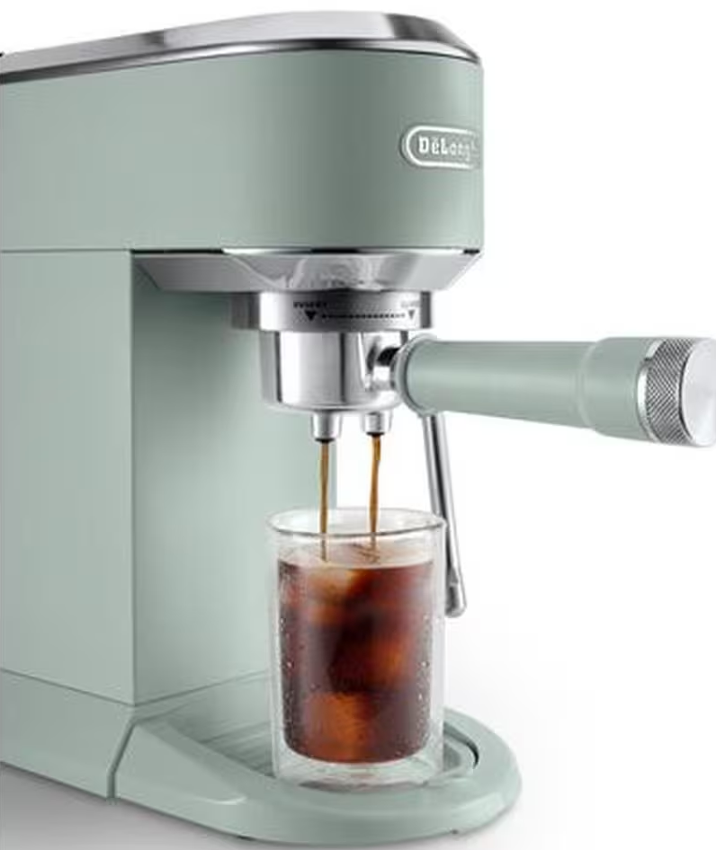 Eine mintgrüne Espressomaschine bereitet Kaffee in ein Glas mit Eis zu.