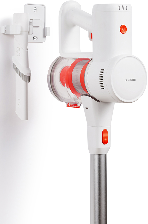 Aspirateur Xiaomi blanc avec des accents rouges et un support de brosse mural.