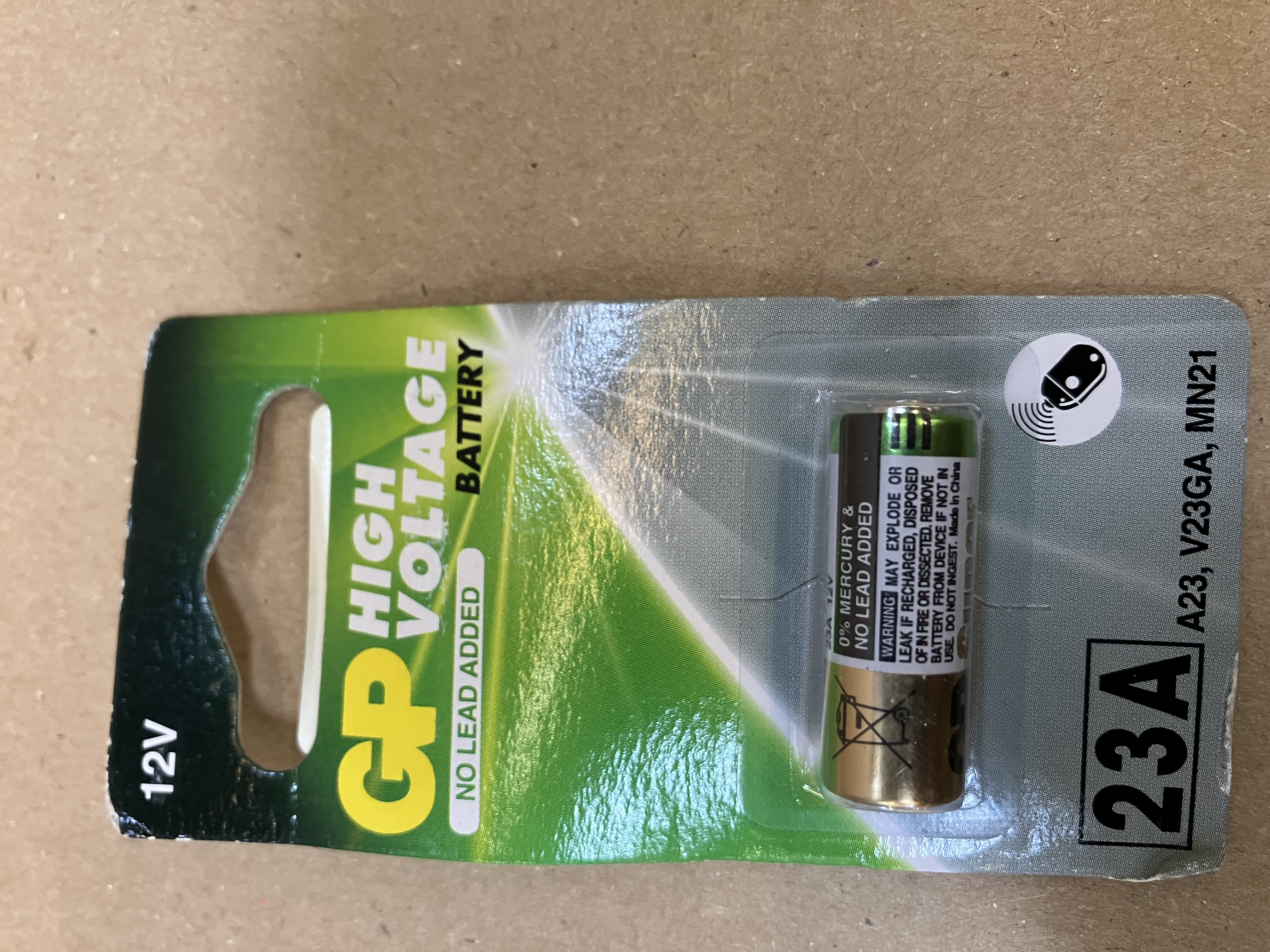 Bateria w zielono-białym opakowaniu. Jest to bateria wysokiego napięcia 12 V, bez dodatku ołowiu.