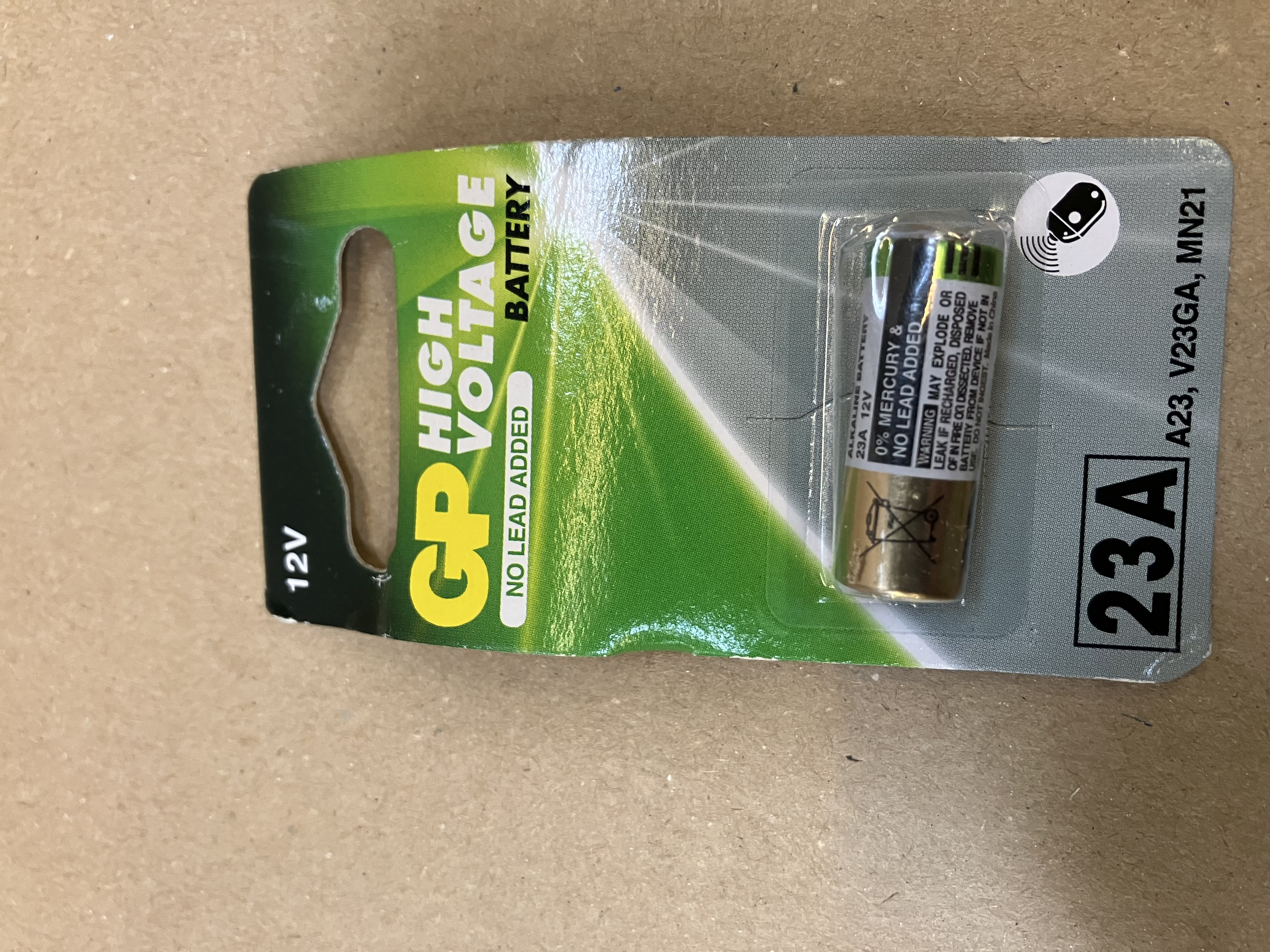 Bateria GP 23A 12V w zielono-białym opakowaniu z etykietą ostrzegawczą.