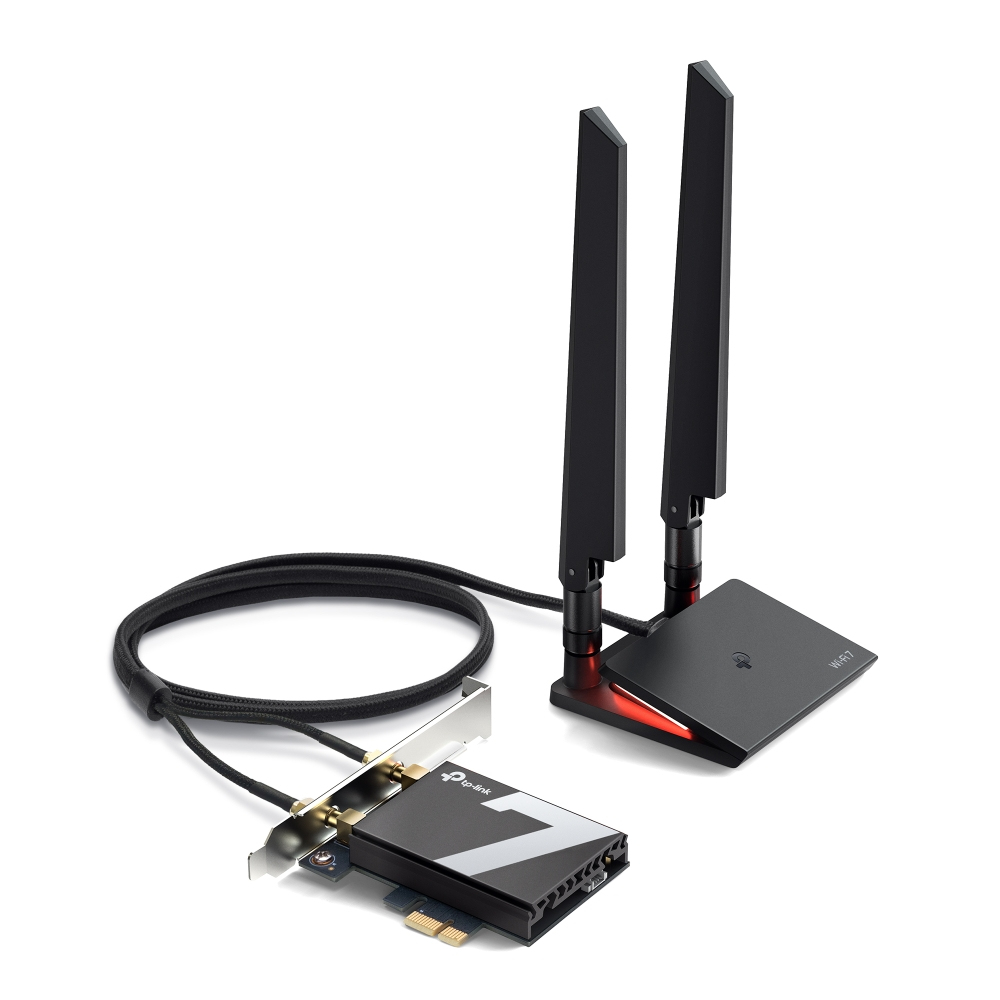 Eine schwarze und silberne WLAN-Karte und zwei schwarze Antennen.
