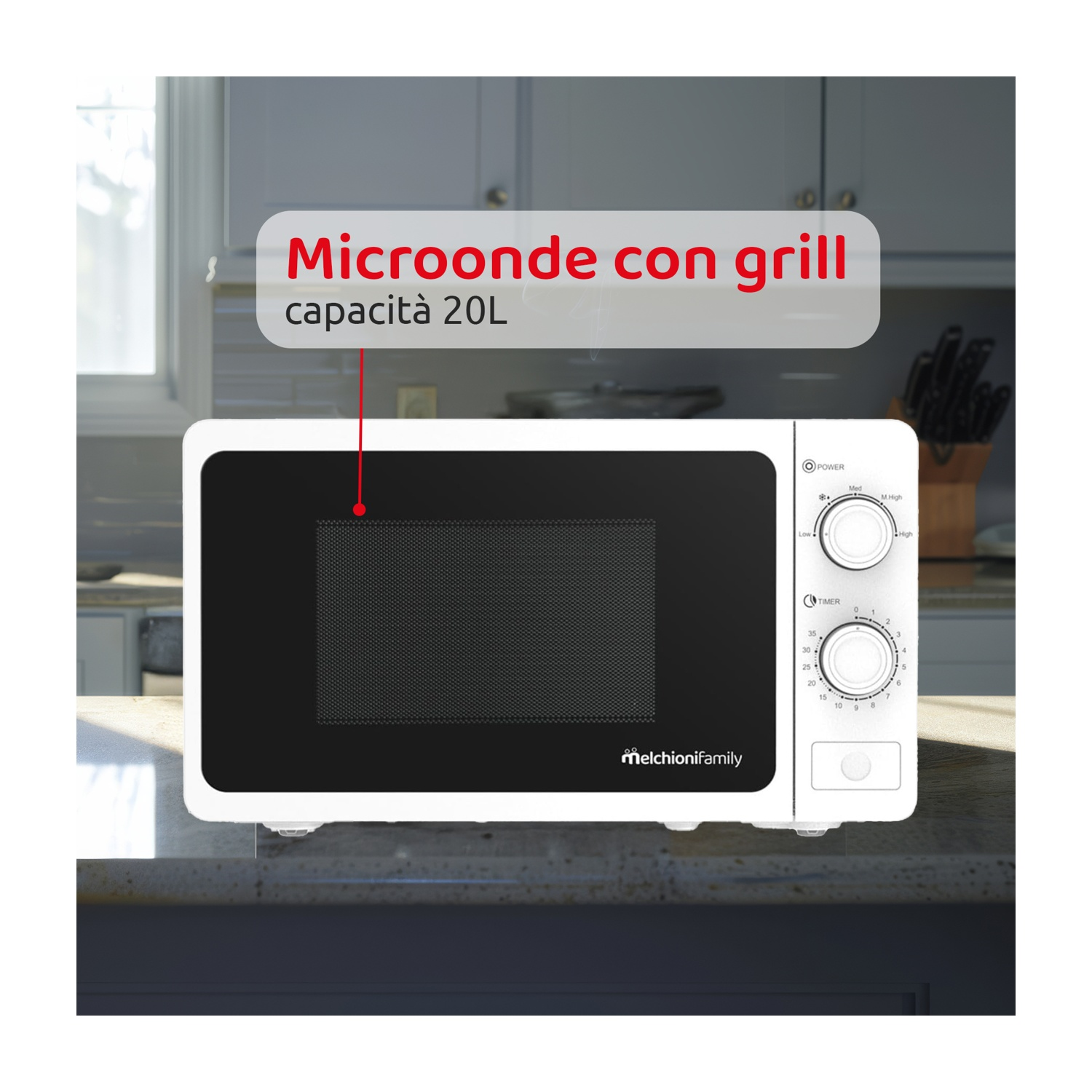 Forno a microonde bianco con porta e pannello comandi neri. Etichetta indica 'Microonde con grill'.
