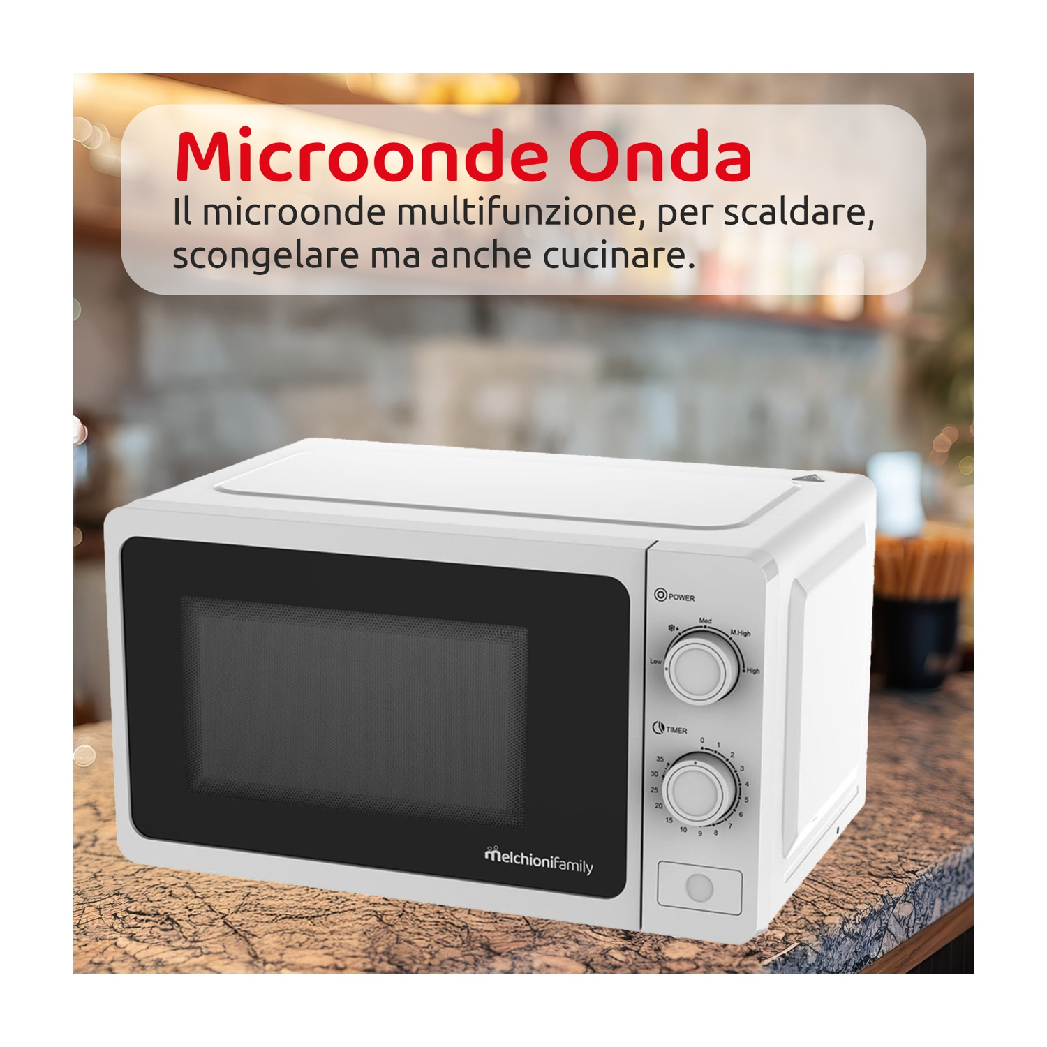 Forno a microonde bianco su un piano di lavoro. Testo in italiano. Comandi sul lato destro.