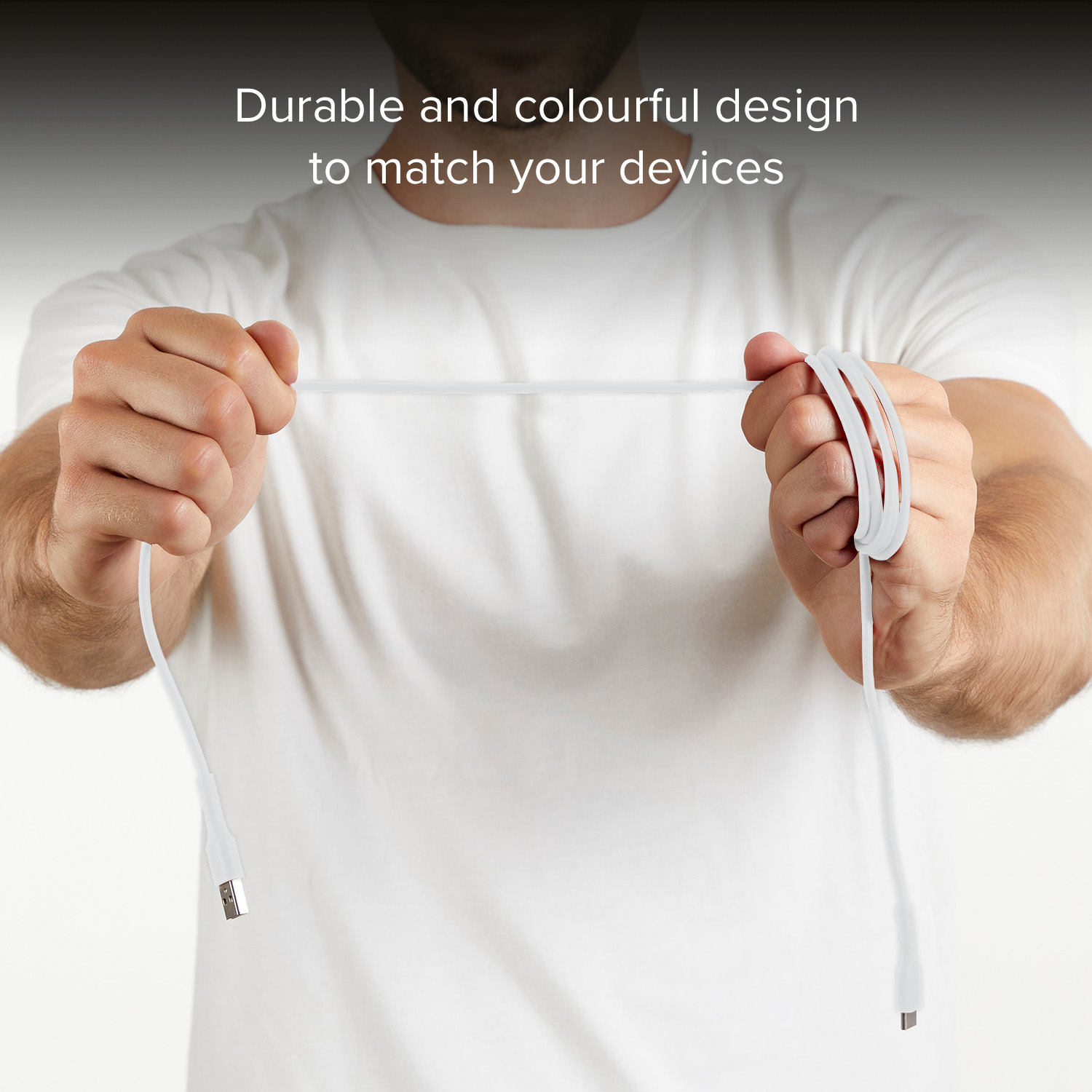 Une personne tenant un câble blanc, avec un t-shirt blanc. Le texte dit 'Design durable et coloré'.