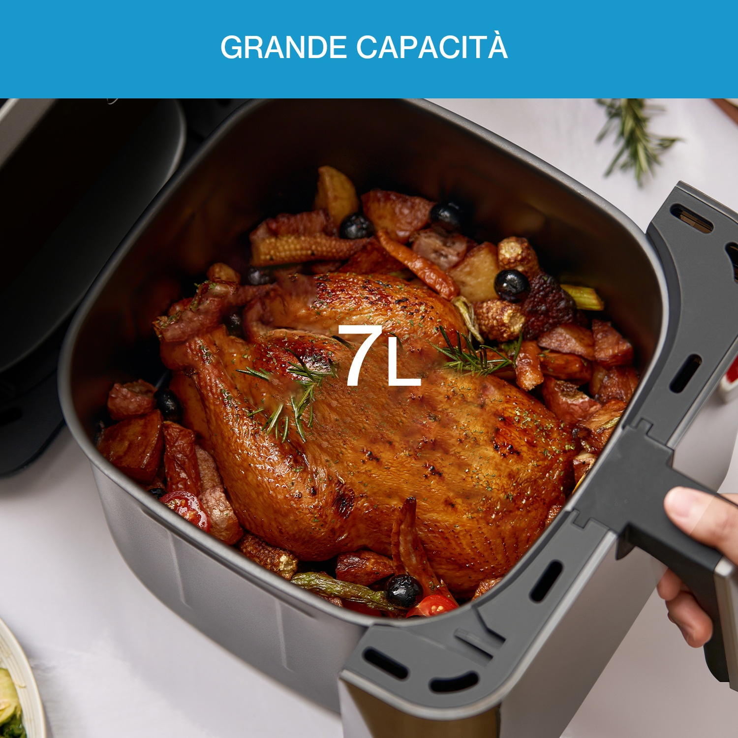 Una friggitrice ad aria con pollo e verdure all'interno, con una didascalia in italiano sulla grande capacità.