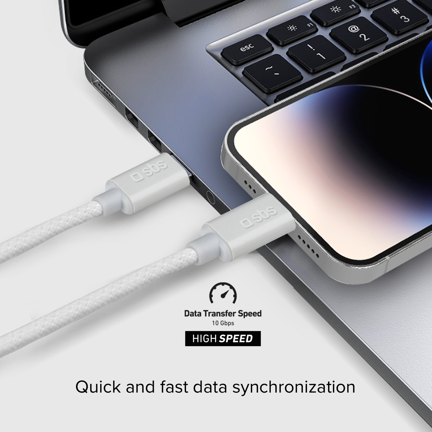 Un câble de chargement blanc connecté à un ordinateur portable et à un téléphone, mettant en évidence le transfert de données.